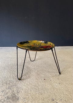 Table d'appoint des années 1950, de style français, à trois pieds, en fibre de verre, avec motif floral