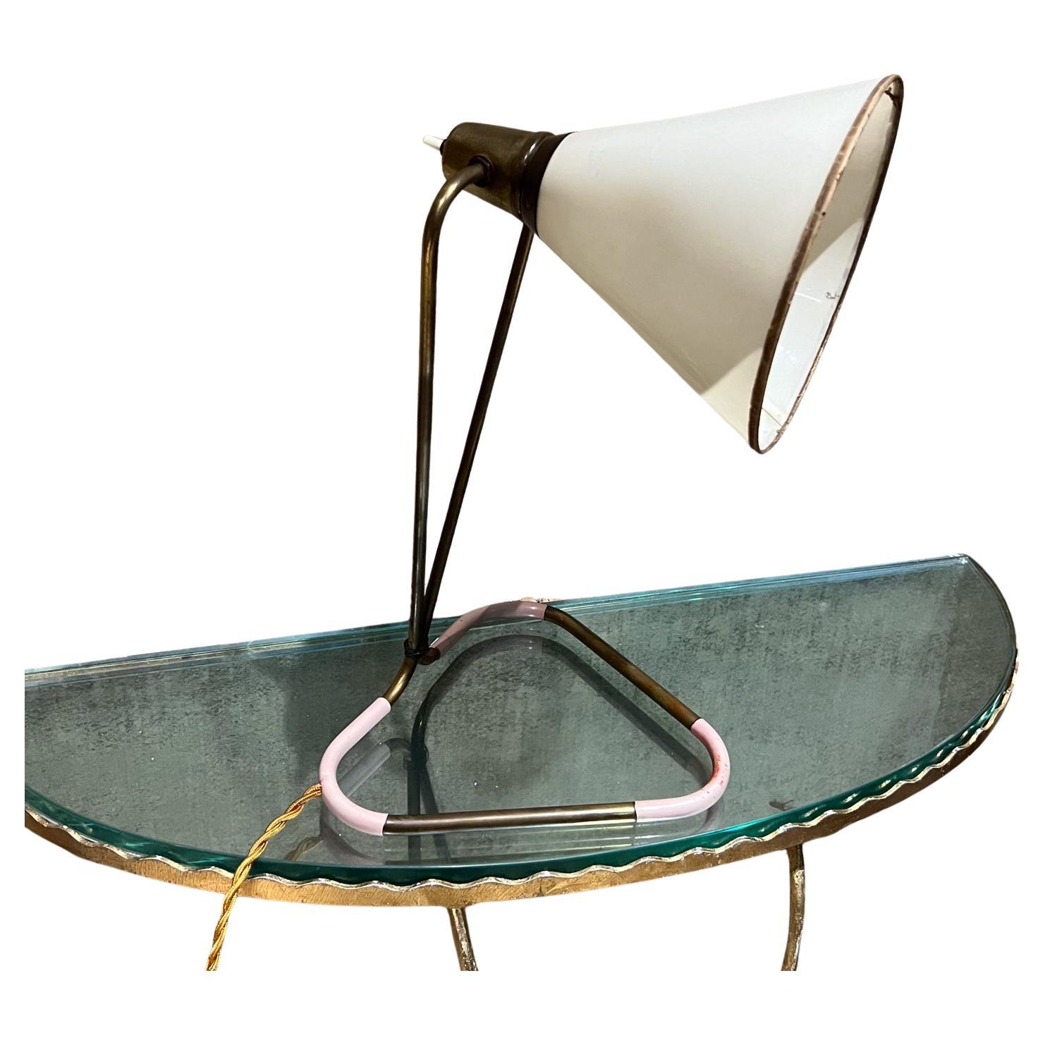 Lampe de bureau française des années 1950 en laiton patiné Style Pierre Guariche
