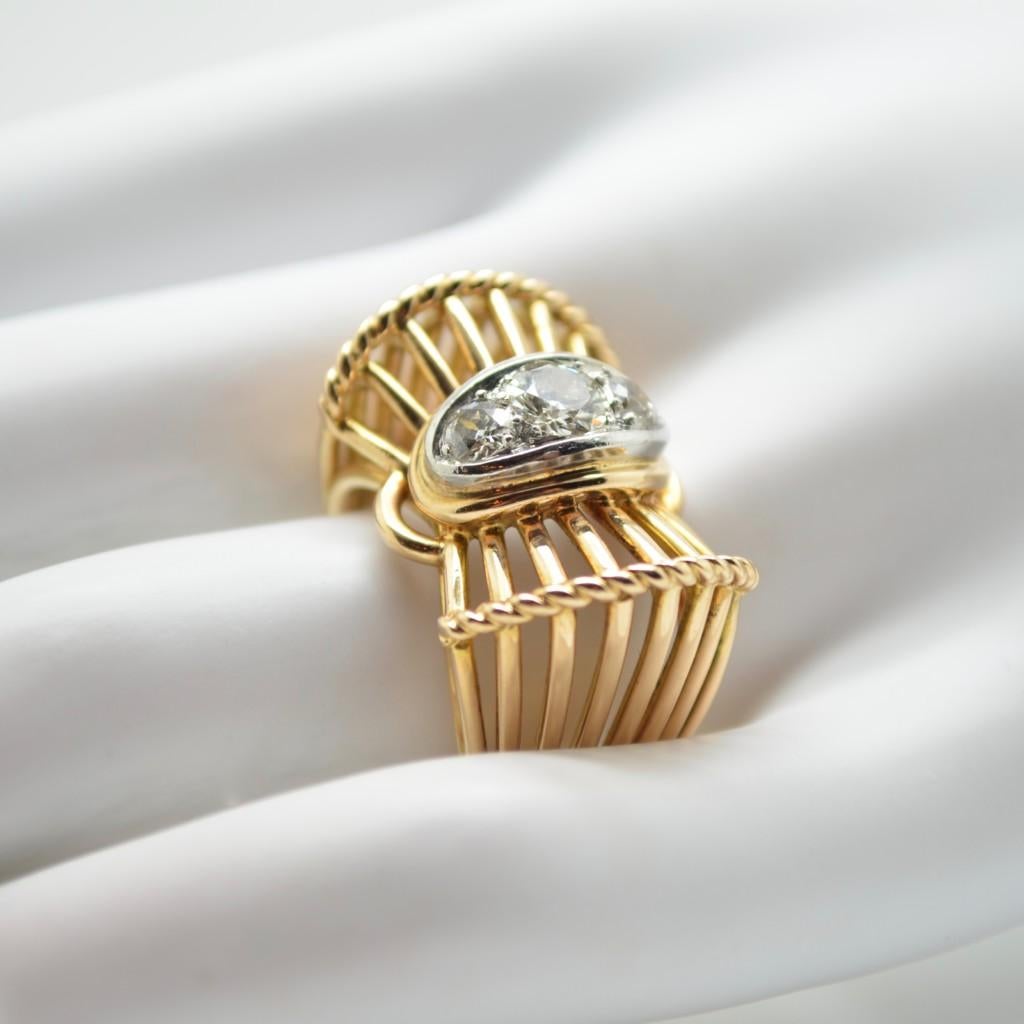 1950s French Diamond 18 Karat Yellow Gold and Platinum Vintage Ring In Excellent Condition For Sale In Paris, FR