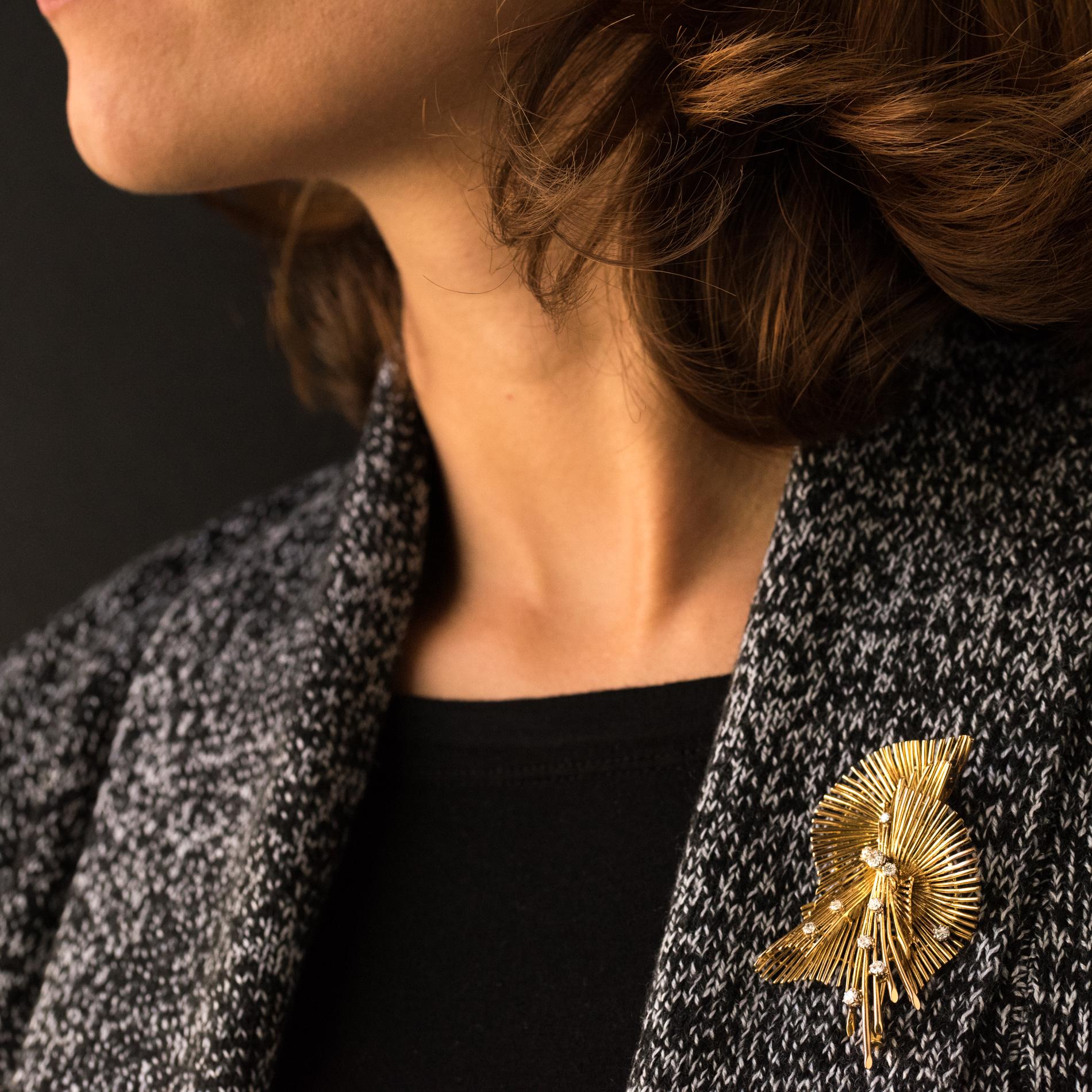 Brooch in 18 karats yellow gold, eagle's head hallmark and platinum.
This retro brooch forms a bouquet whose leaves are bristling with openwork gold threads, dotted with diamonds. The hanging system is a pin with safety pump.
Total weight of