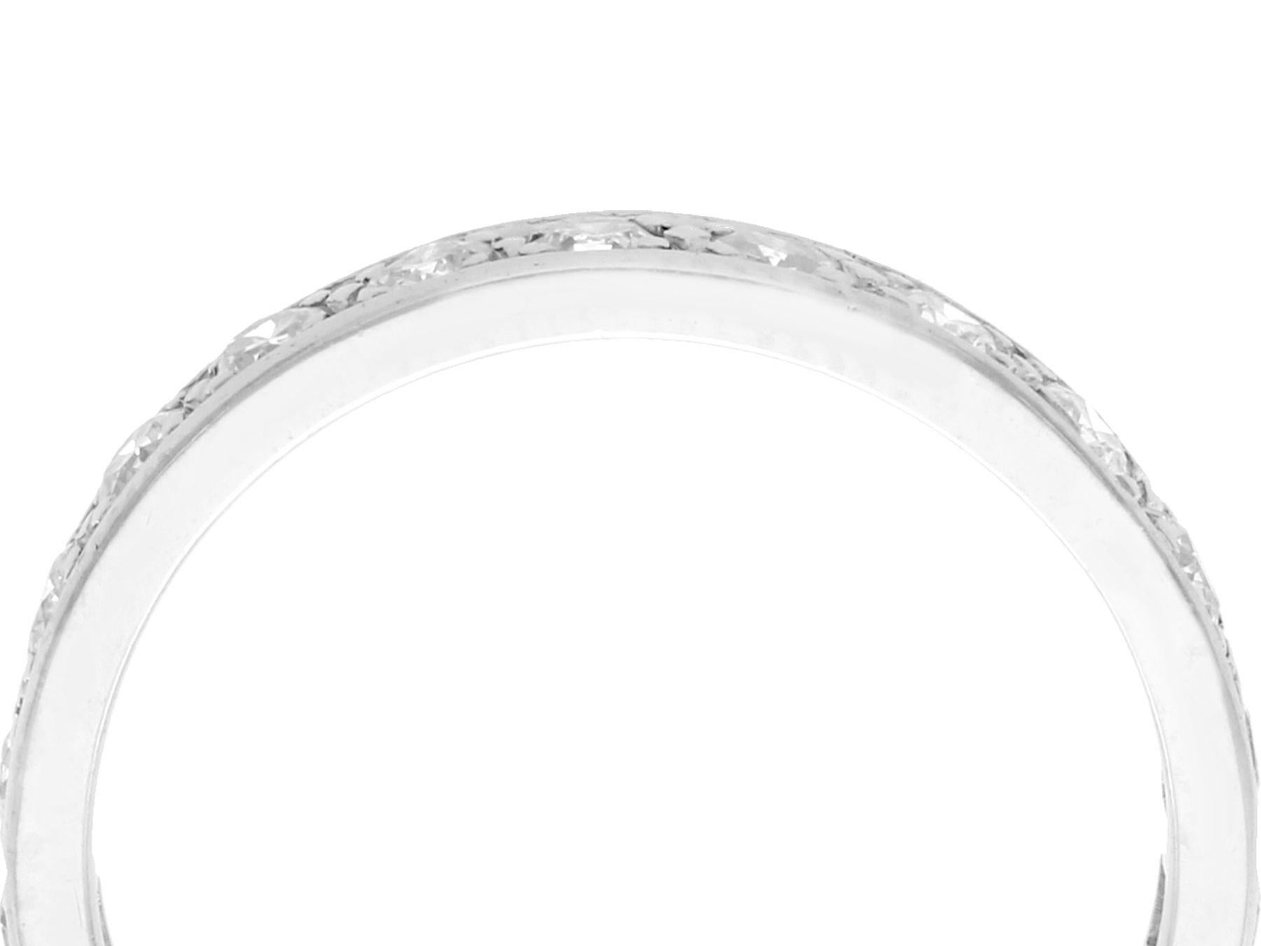 Un raffinato e impressionante anello eternità con diamante e platino vintage da 0,75 carati; fa parte delle nostre diverse collezioni di gioielli vintage e di gioielli di proprietà.

Questo raffinato e impressionante anello di eternità con diamante