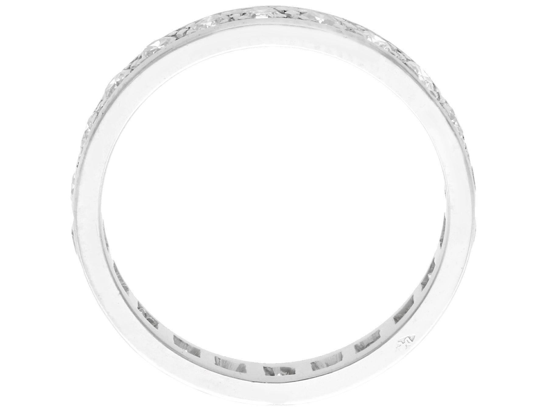 Anello a eternità completa in platino e diamanti francesi degli anni '50 In condizioni ottime in vendita a Jesmond, Newcastle Upon Tyne