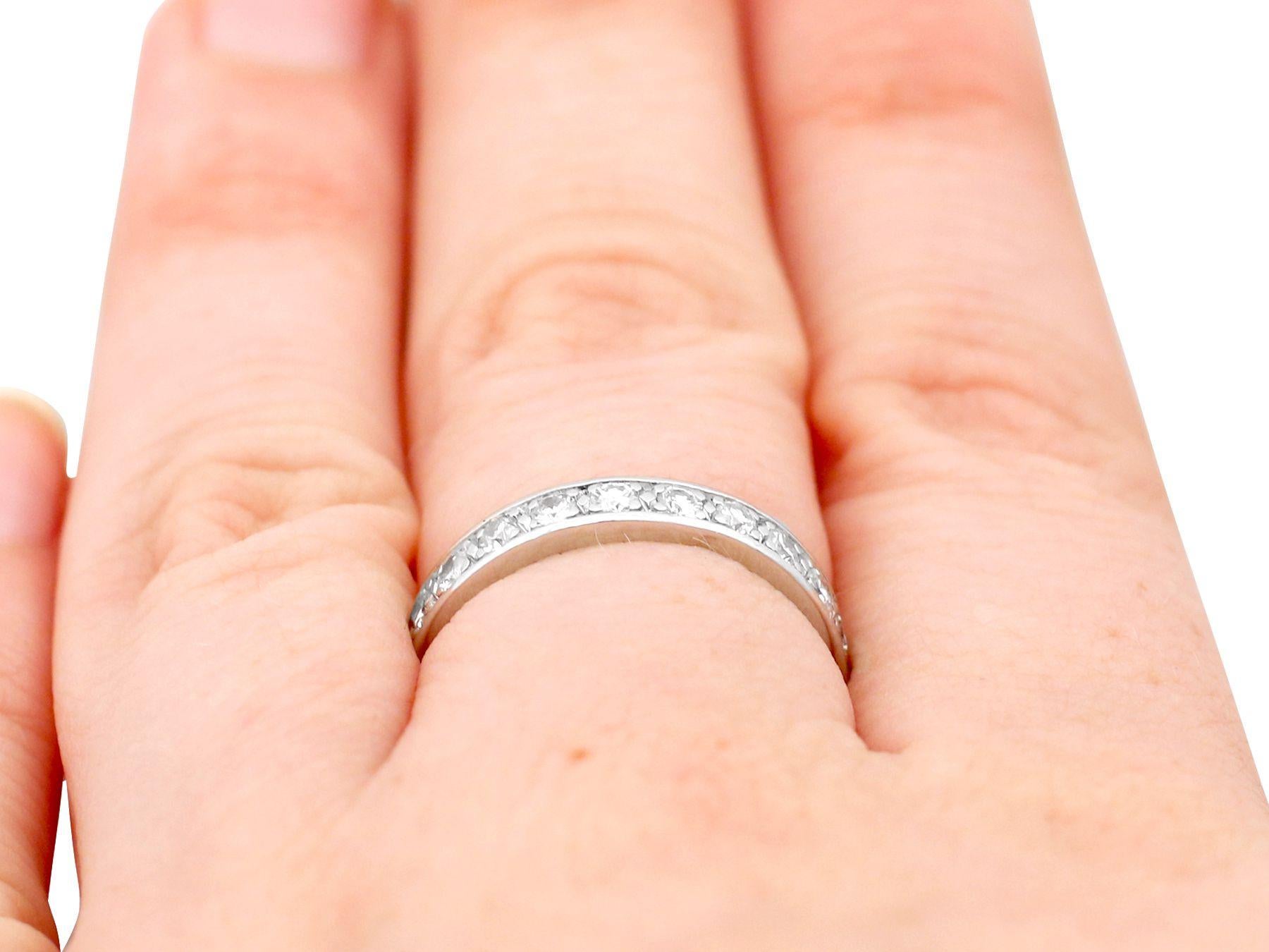 Anello a eternità completa in platino e diamanti francesi degli anni '50 in vendita 2