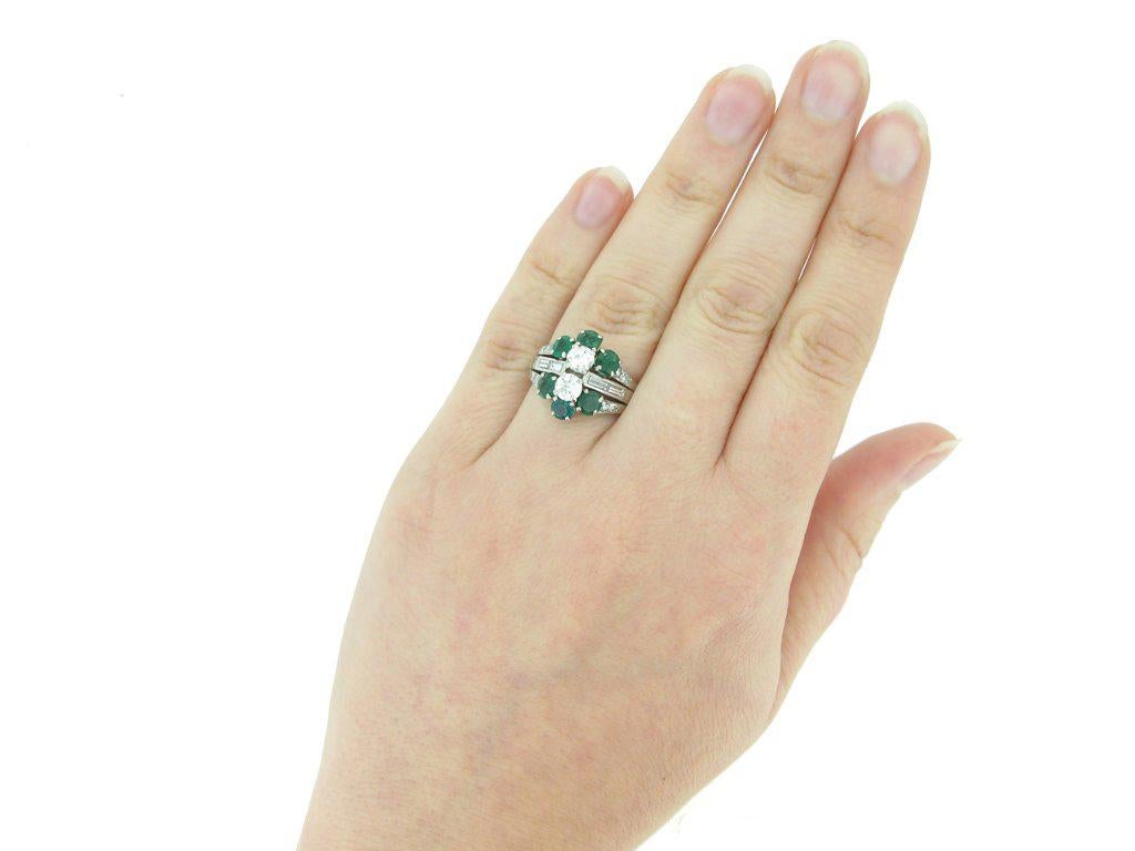 1950s French Emerald Diamond Cluster Ring In Good Condition In London, GB