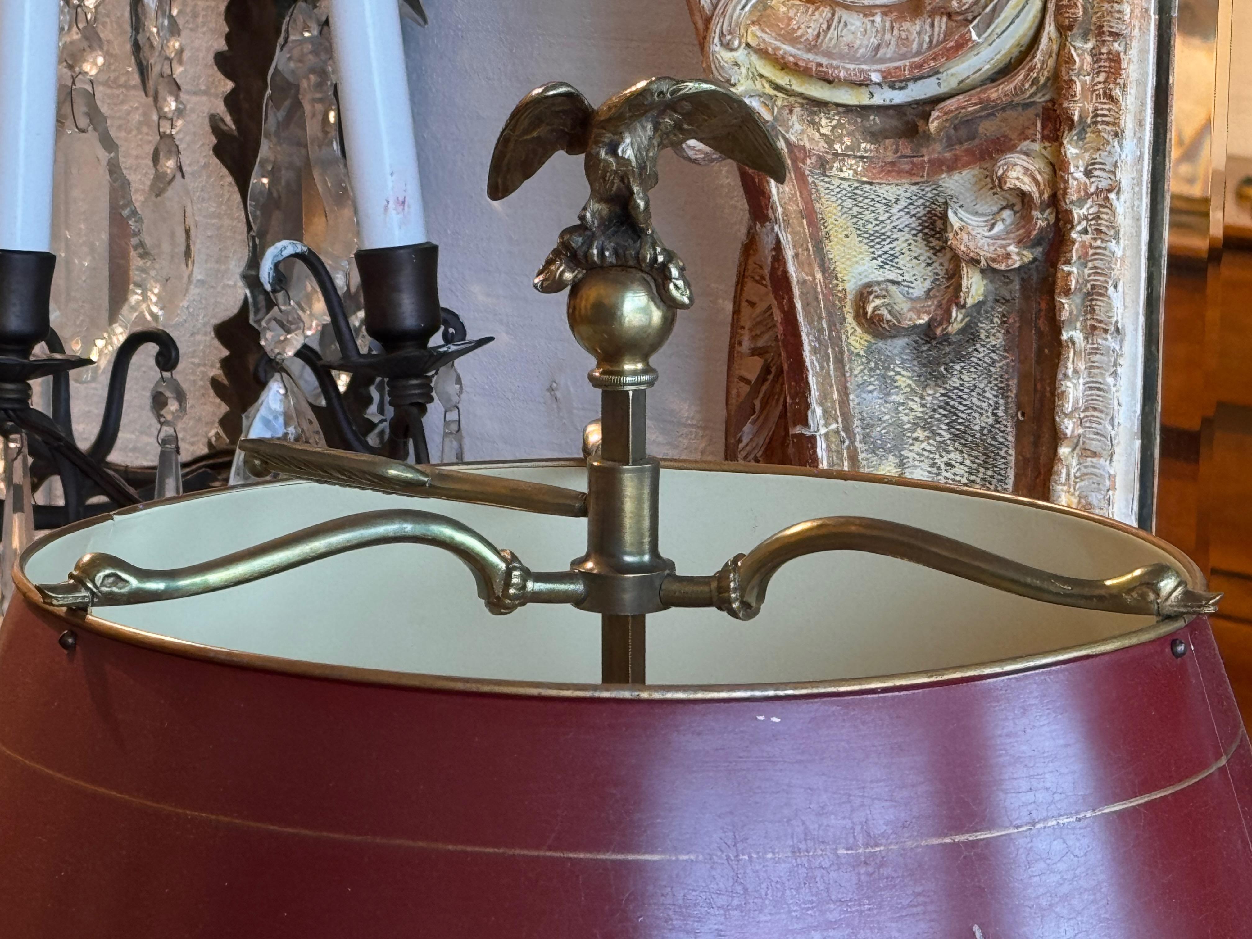 Lámpara Bouillotte de estilo Imperio francés de los años 50 con remate de águila Metal en venta