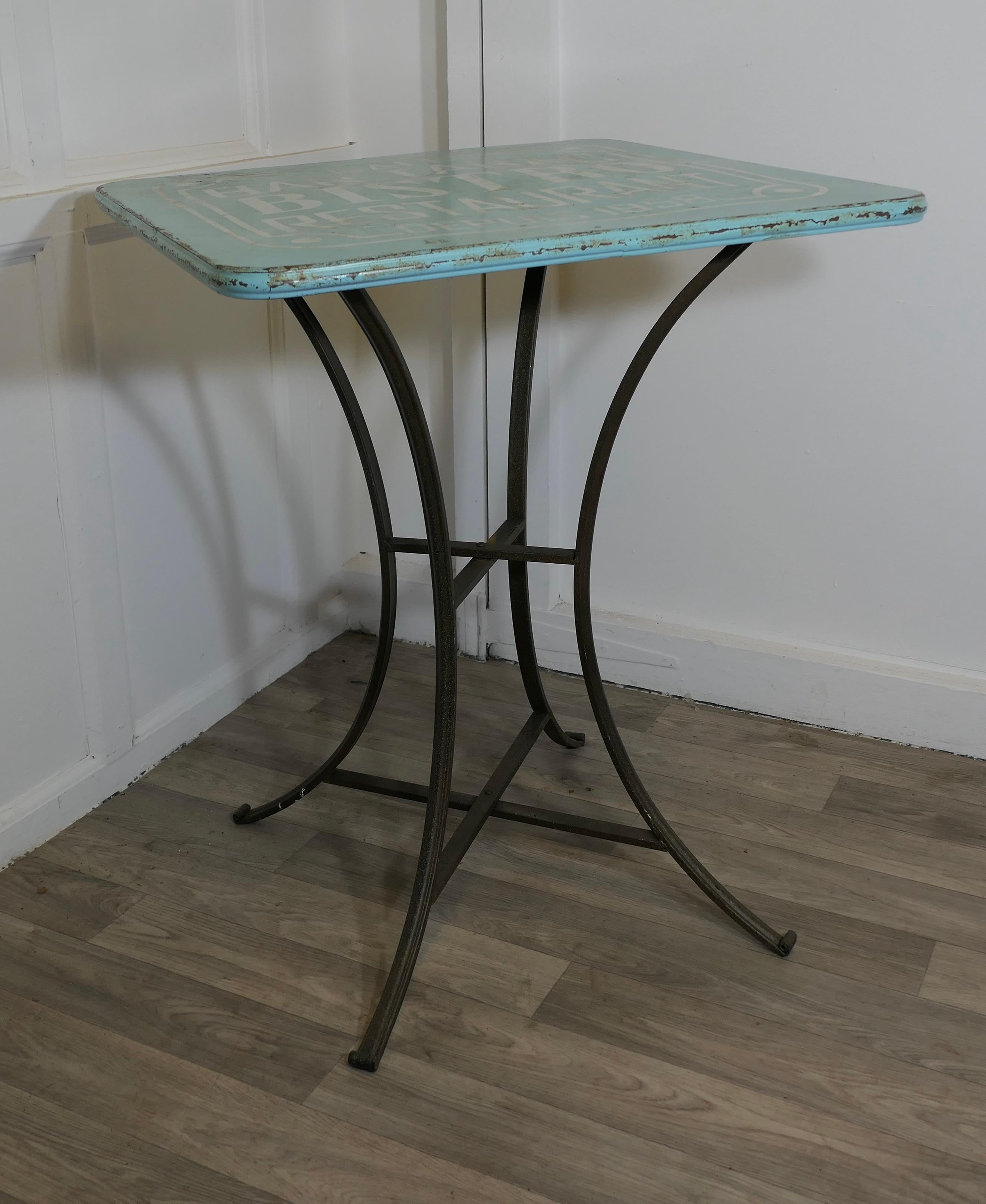 Émail français des années 1950  Table Bistro

Table de bistrot française, une pièce amusante qui conviendrait bien dans le jardin, la table a des pieds en fer et elle est en bon état d'utilisation. 

La table a une hauteur de 30