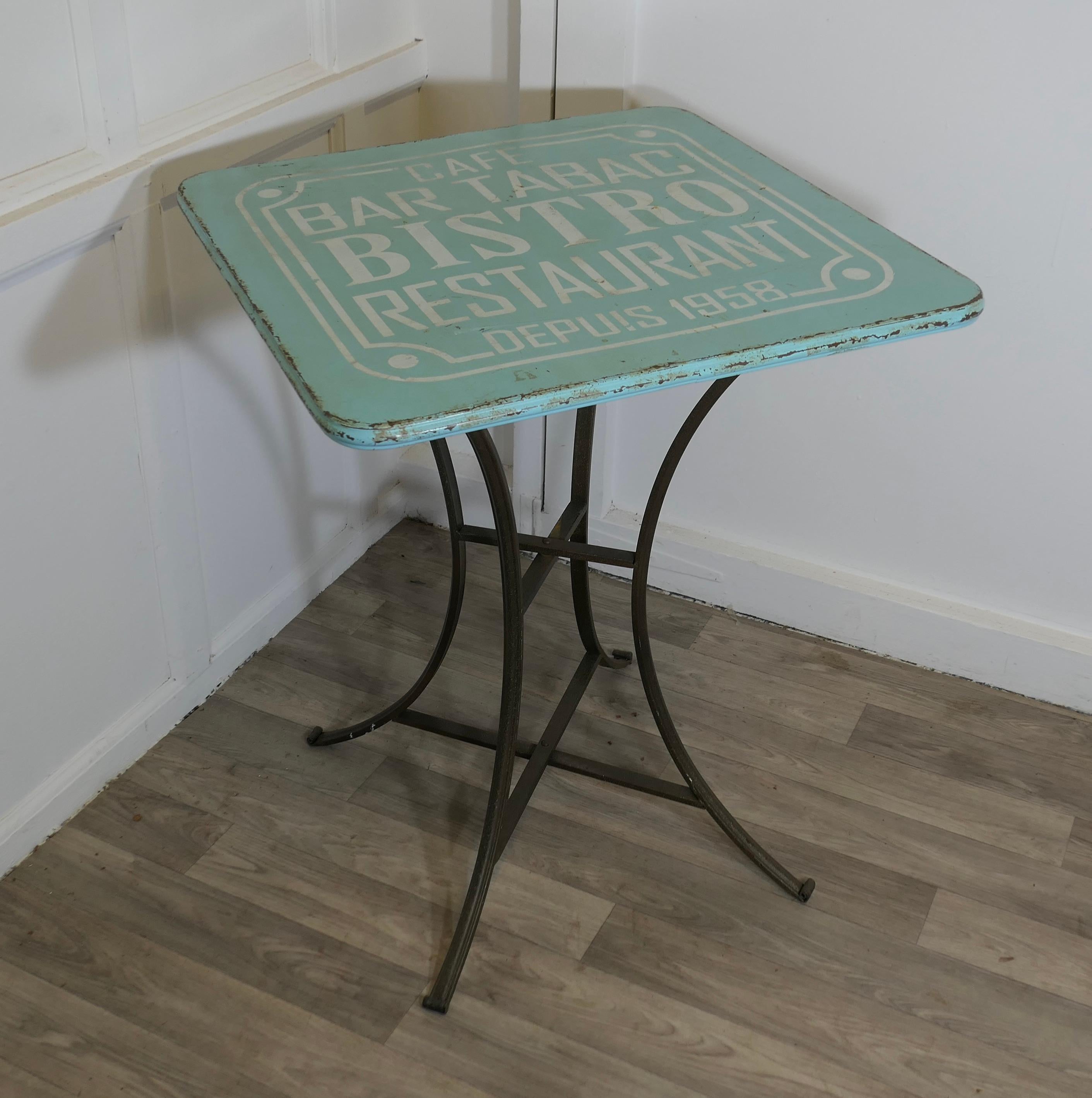 Provincial français Émail français des années 1950  Table Bistro  Table de bistro française une pièce très amusante en vente