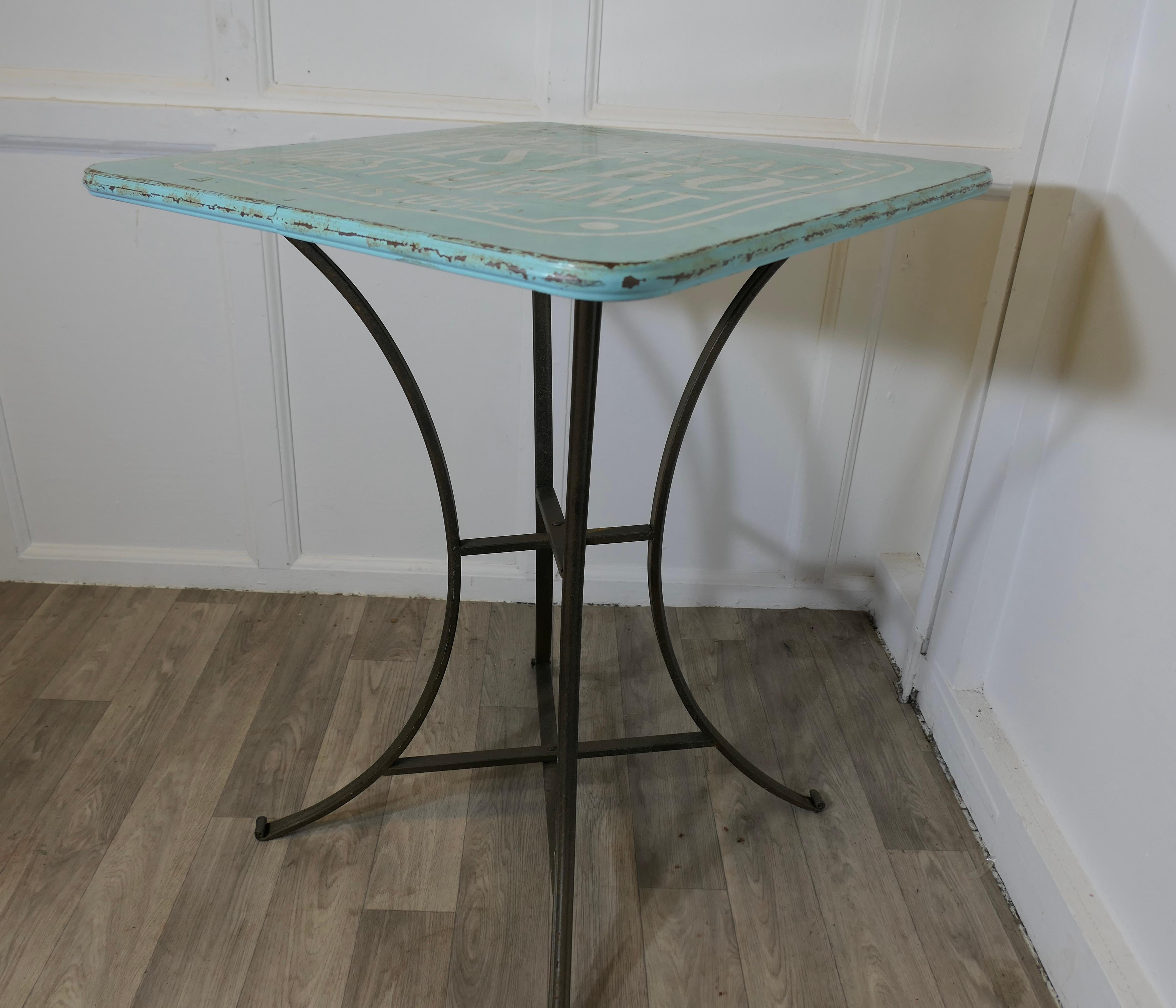 Émail français des années 1950  Table Bistro  Table de bistro française une pièce très amusante Bon état - En vente à Godshill, Isle of Wight