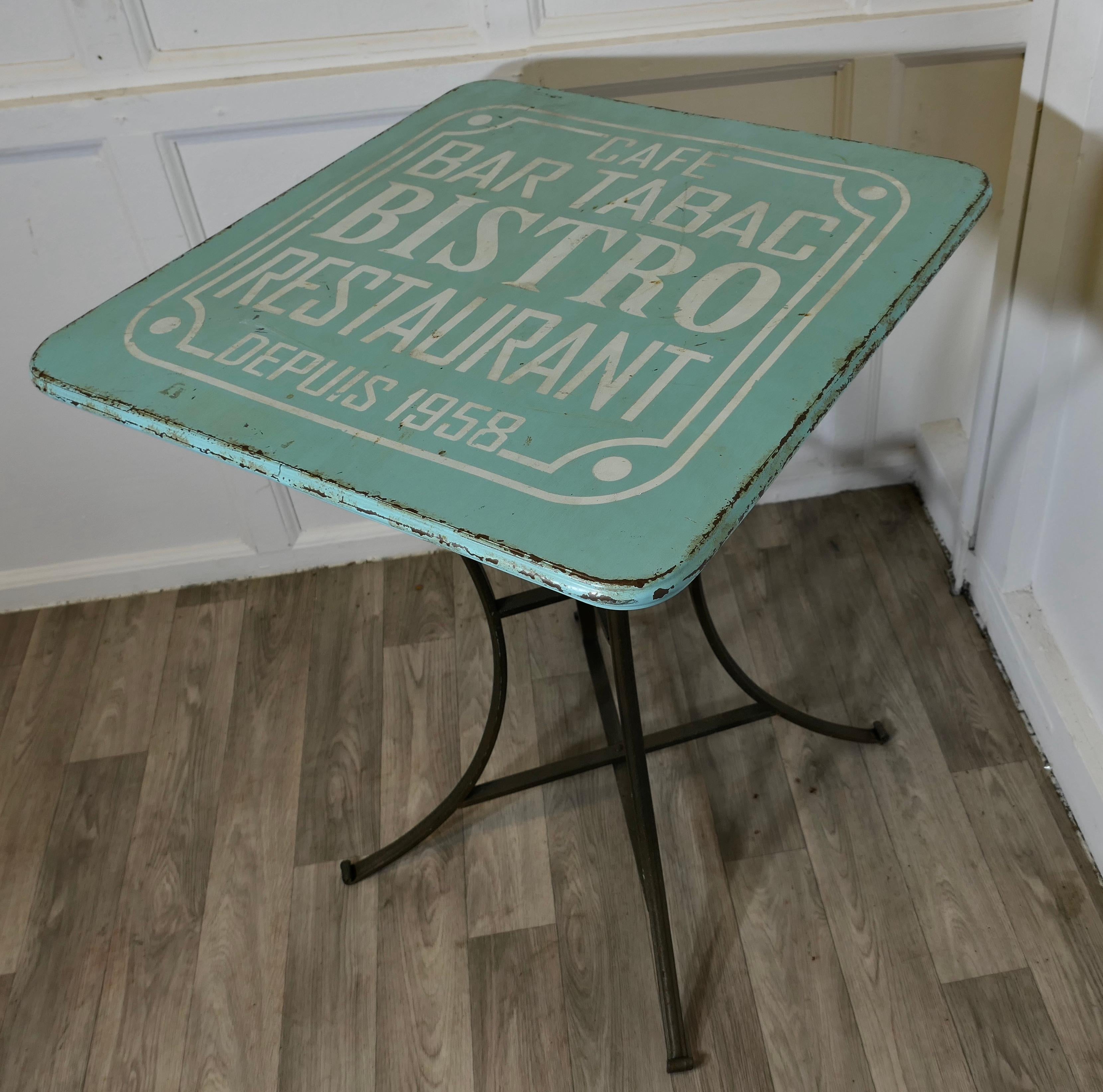Milieu du XXe siècle Émail français des années 1950  Table Bistro  Table de bistro française une pièce très amusante en vente