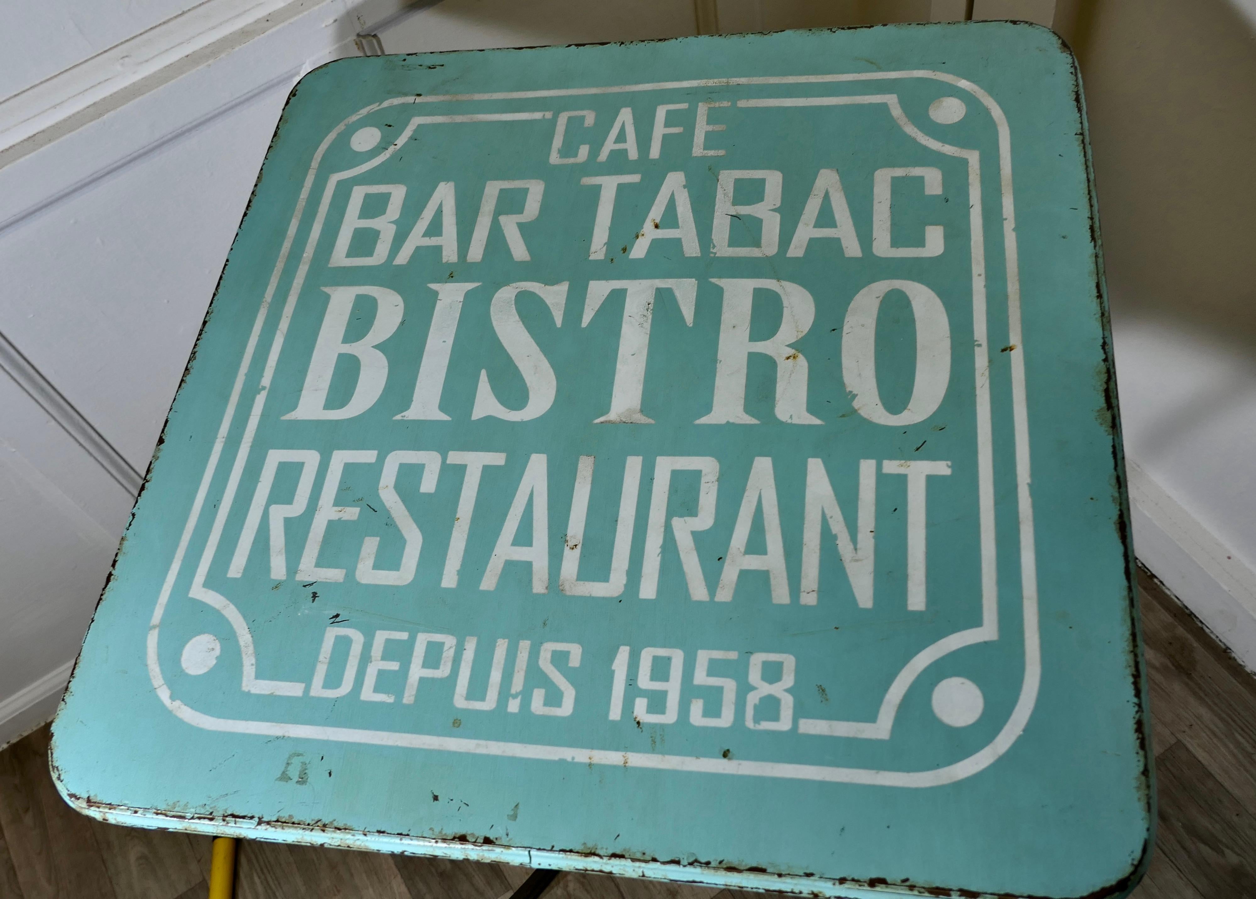 Émail français des années 1950  Table Bistro  Table de bistro française une pièce très amusante en vente 1