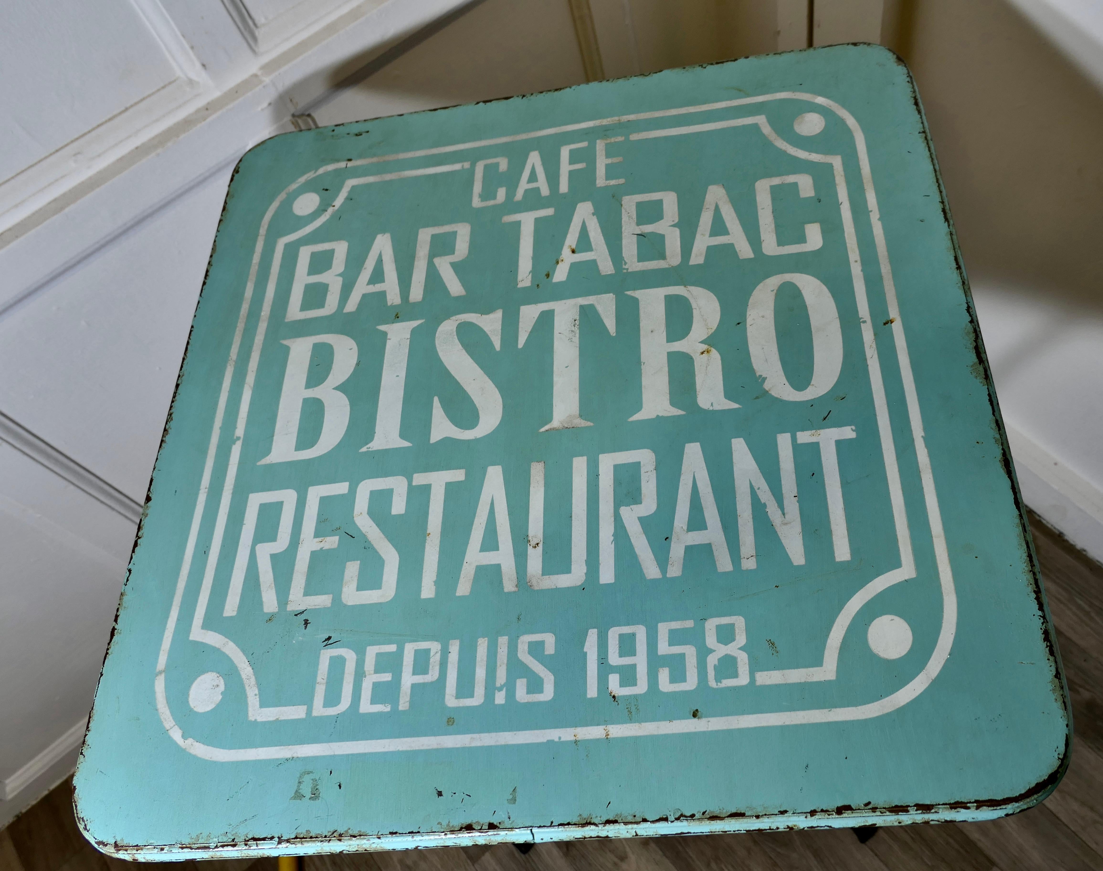 Émail français des années 1950  Table Bistro  Table de bistro française une pièce très amusante en vente 2