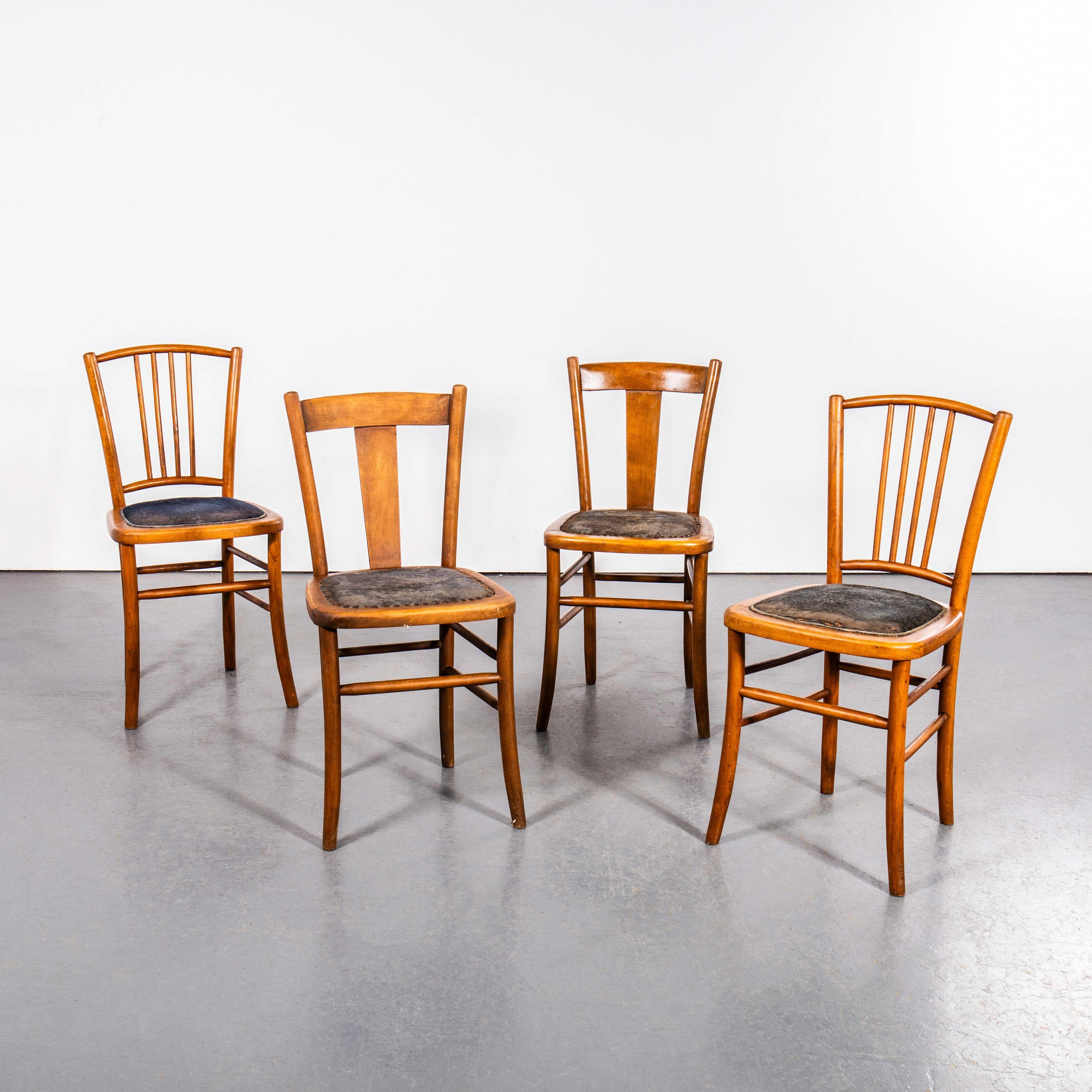 Sedie da pranzo imbottite francesi sbiadite degli anni '50 - Set di quattro. 

Non sappiamo molto della storia di queste sedie insolite, chiaramente ci sono due coppie che compongono il set, ma le abbiamo acquistate così, la tappezzeria corrisponde