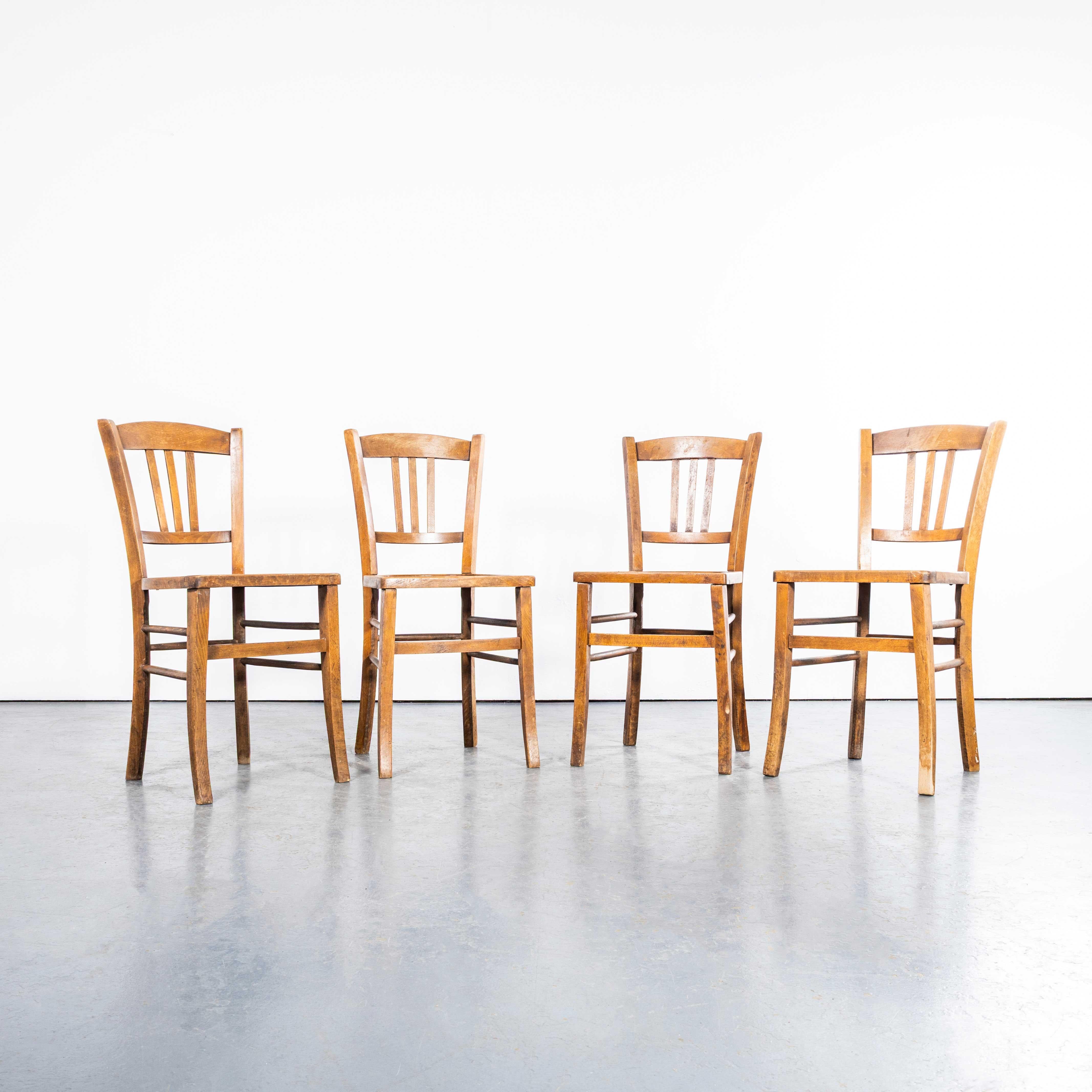 Sillas de comedor de granja francesas de los años 50 con asiento estampado radial - Juego de cuatro. 

Fabricadas por Luterma, el proceso de curvar el haya con vapor para crear sillas elegantes fue descubierto y desarrollado primero por Thonet, pero