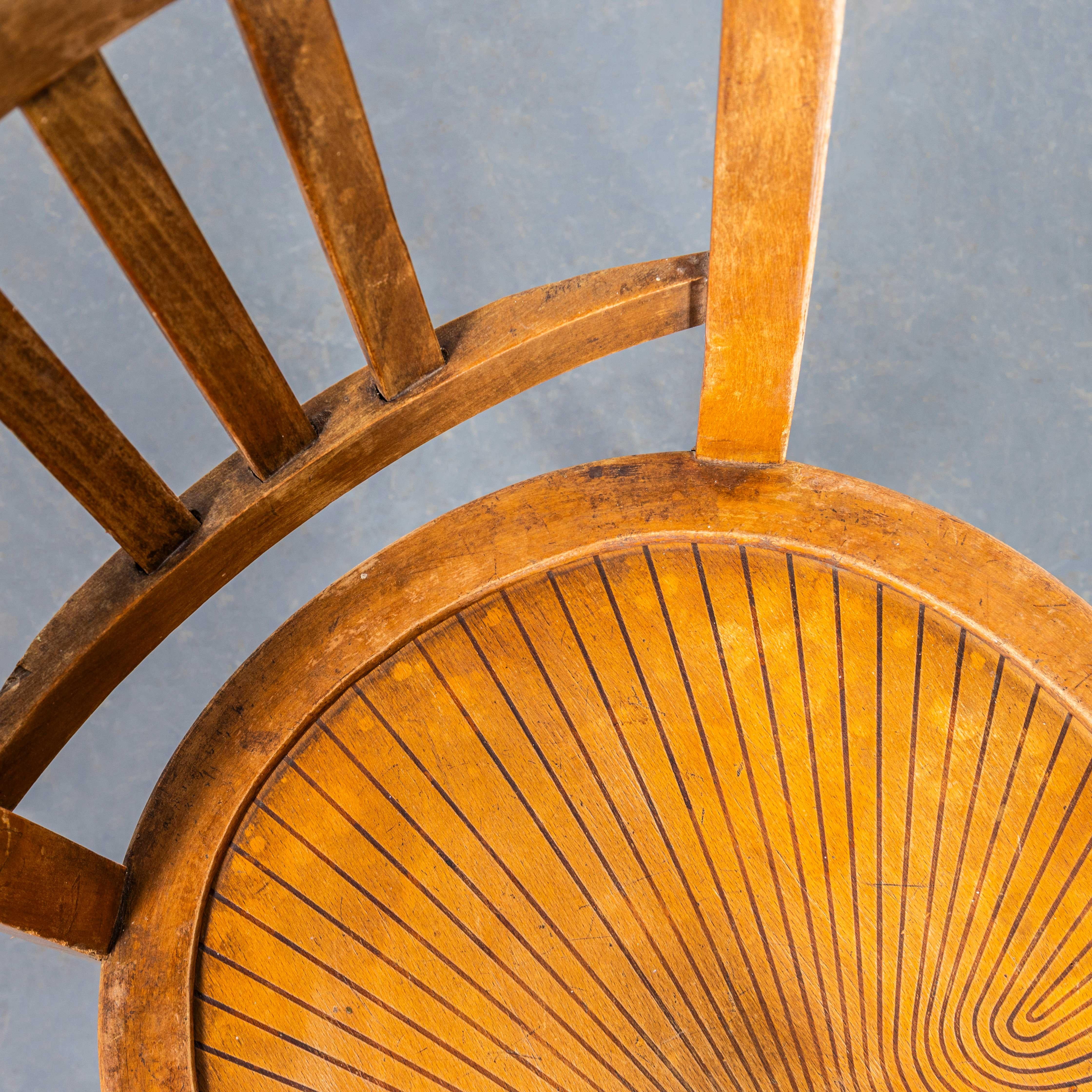 Sillas de comedor de granja francesas de los años 50 con asiento de diseño radial - Juego de cuatro Francés en venta