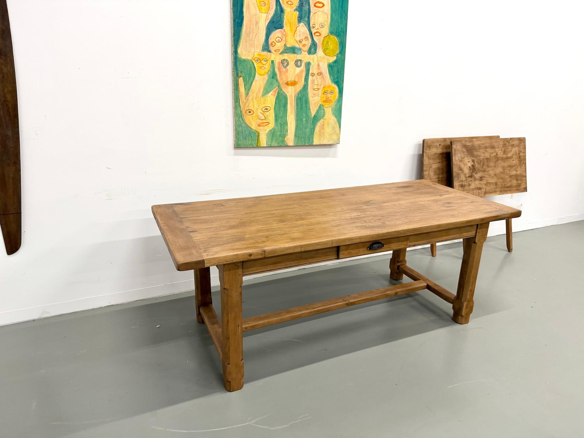 Français Table de ferme en chêne des années 1950 en vente