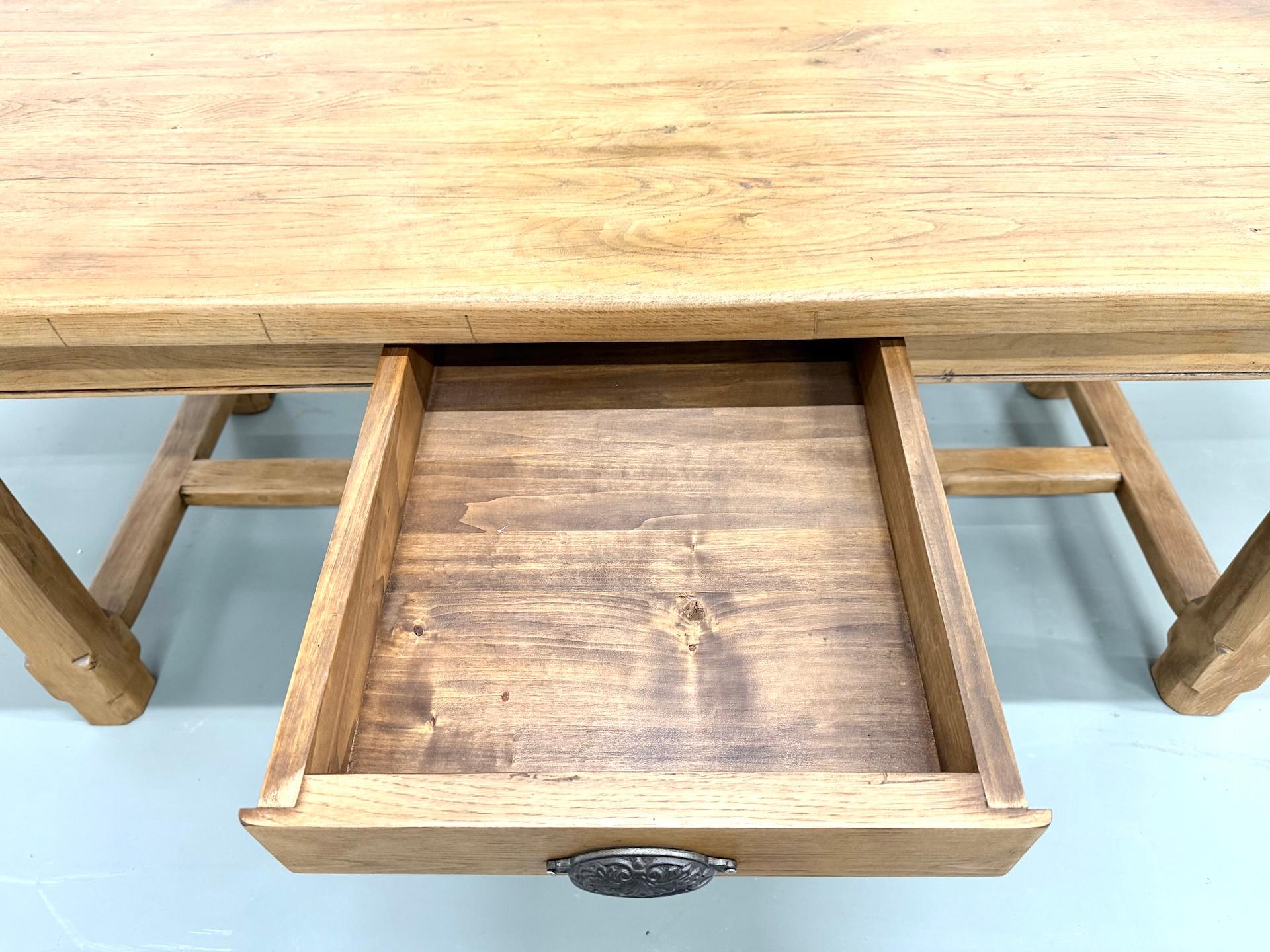 Table de ferme en chêne des années 1950 en vente 2