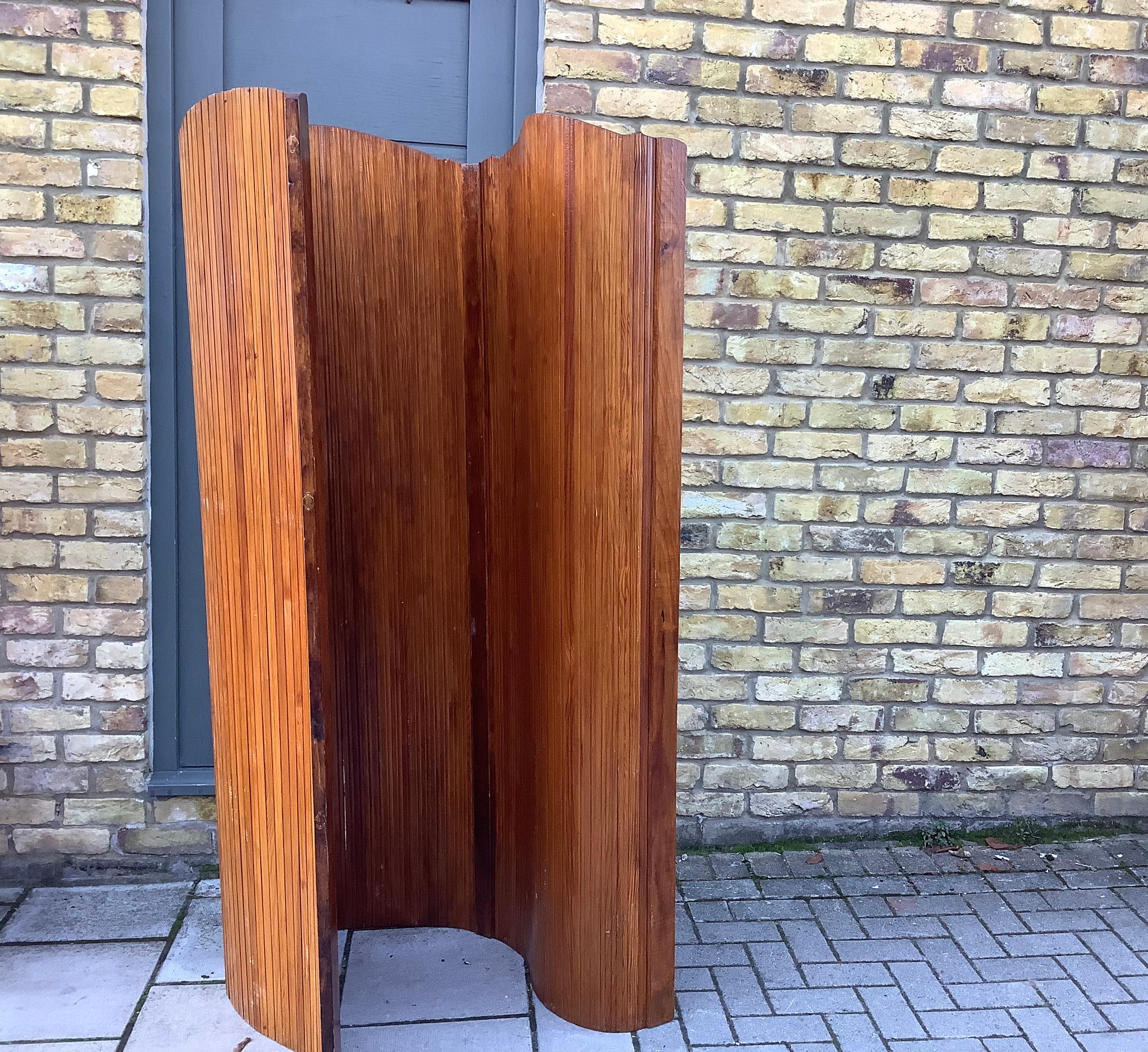 A very stylish 1950’s wooden screen in the style of Jomain Baumann. Manufactured in France, pine lamels stained and polished. Can be folded or extended into endless positions!