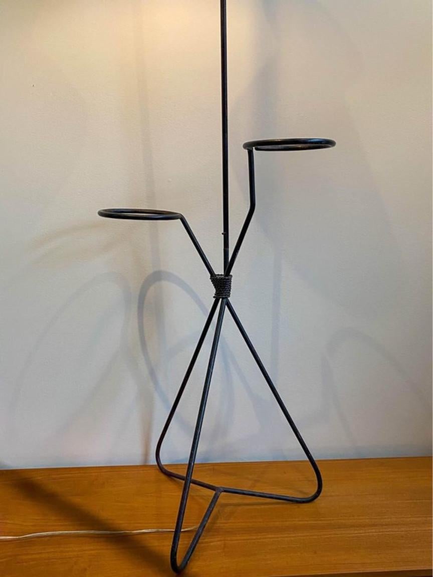 Ce lampadaire, conçu par Mathieu Matégot en 1953, est une pièce exceptionnelle et rare sur le marché. Ses attributs distinctifs comprennent un corps en acier tubulaire et un abat-jour original en acier perforé, présentant une patine captivante et