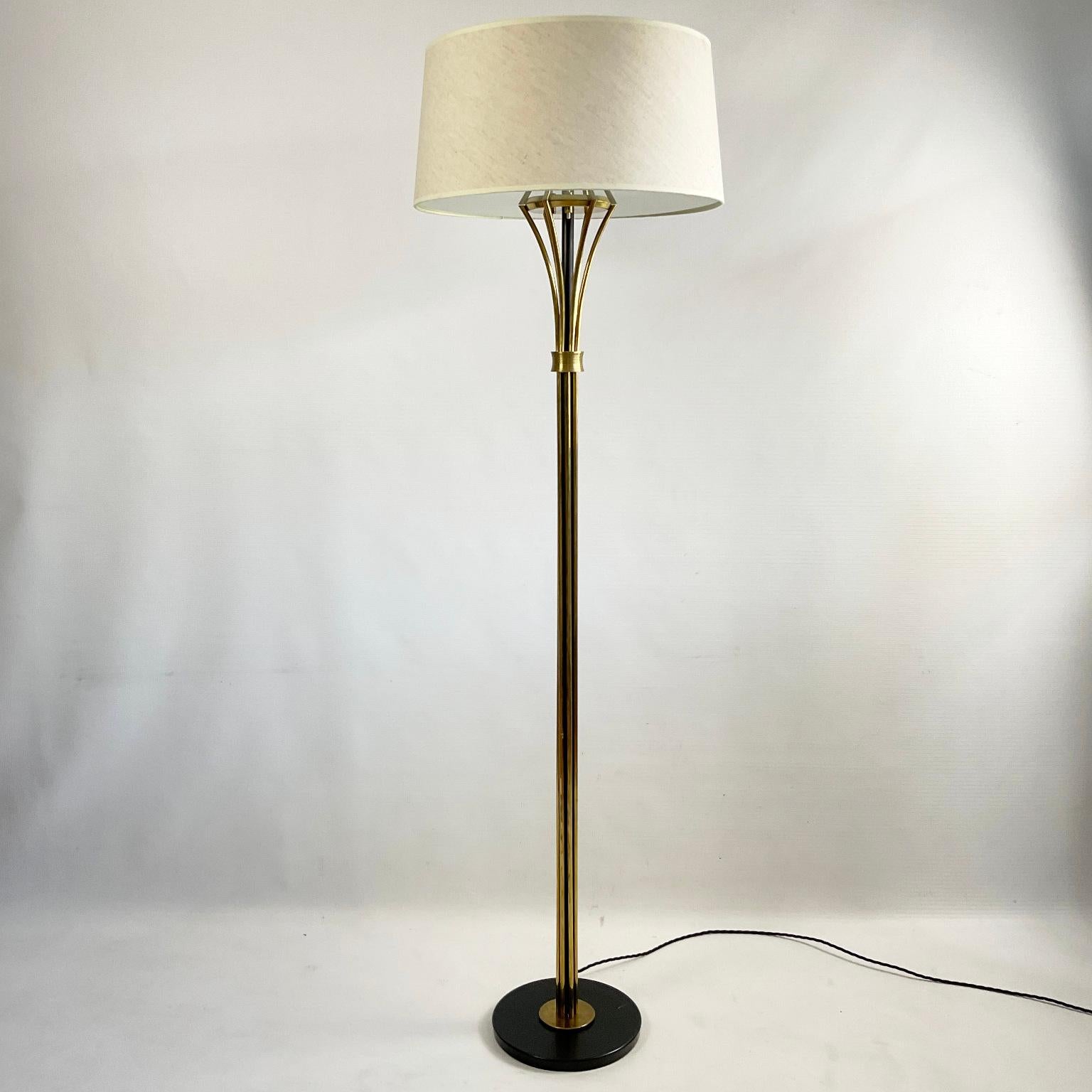 Ce lampadaire en laiton des années 1950 a été fabriqué et produit par la Maison Arlus France.
Le corps de la lampe est composé d'une colonne en laiton, avec six tiges tubulaires en laiton fixées sur une base en métal noir.
Comprenant trois lampes