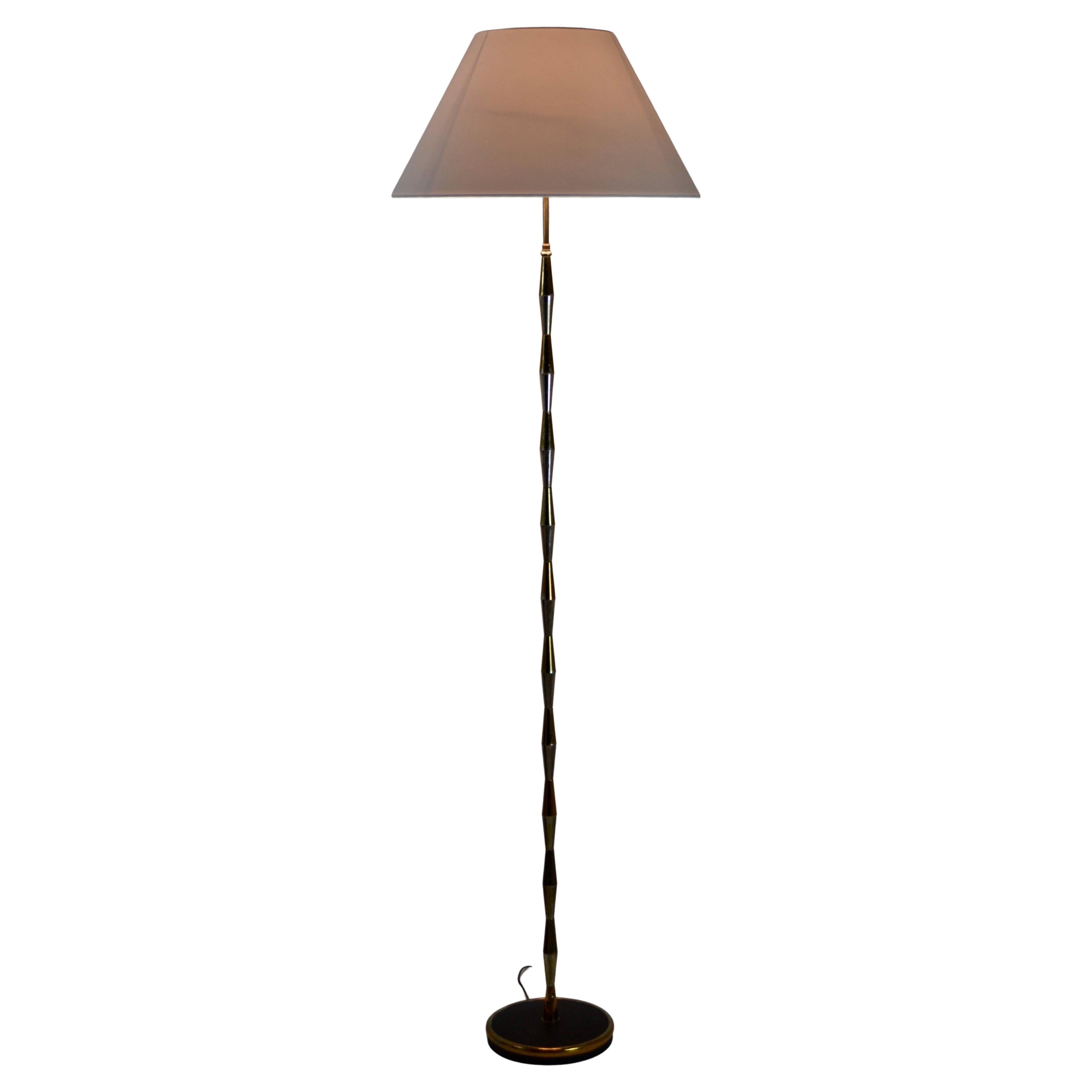 Lámpara de pie de mediados de siglo en latón y acero, probablemente de Arlus o Lunel, con un elegante diseño de bambú estilizado. Completamente recableada para un uso moderno, es totalmente funcional y está equipada con una pantalla nueva hecha