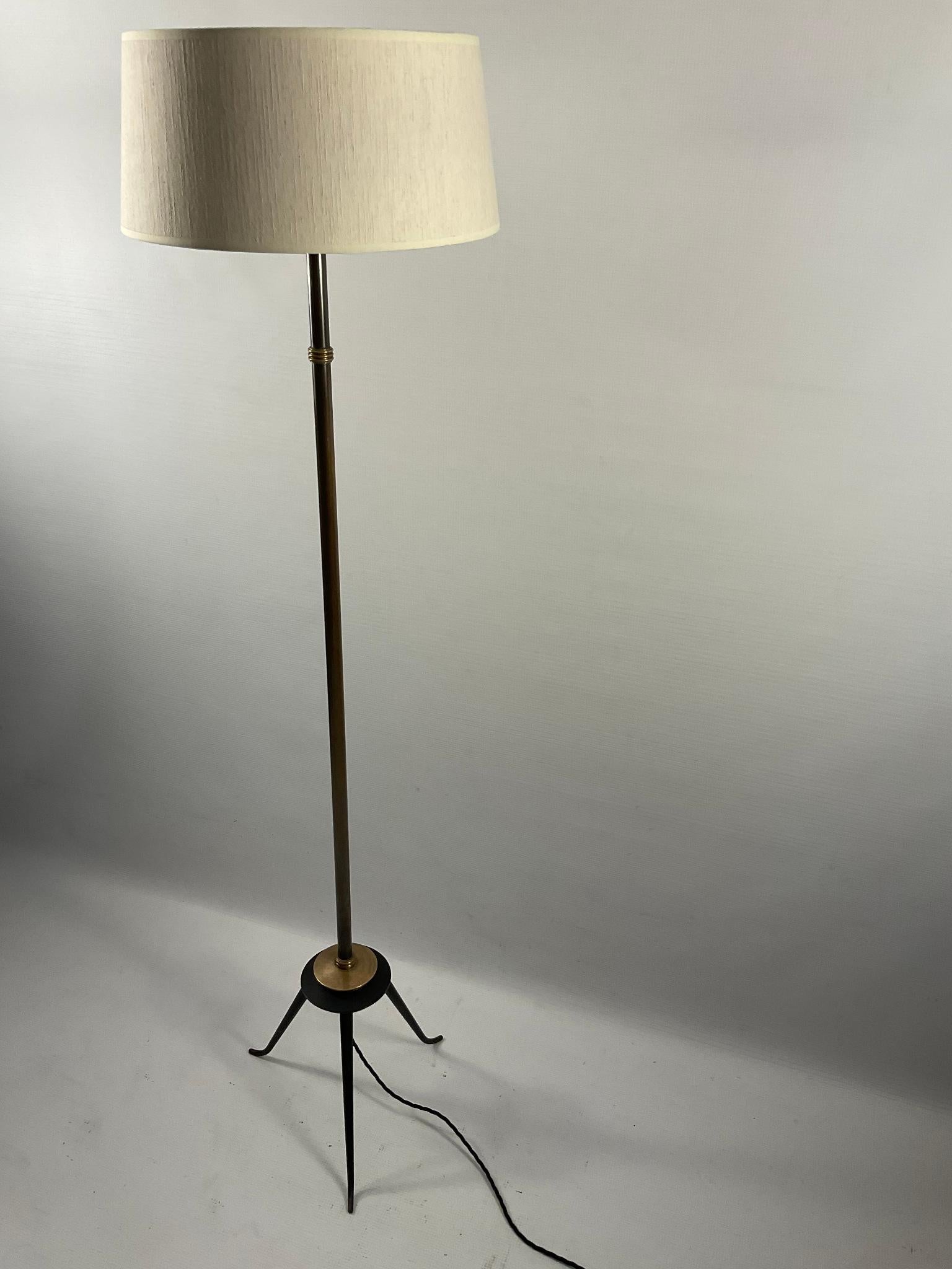 1950s Floor lamp with a tripod base in bronze and wrought iron. Gunmetal patinated bronze frame with on/off switch socket and linen shade.