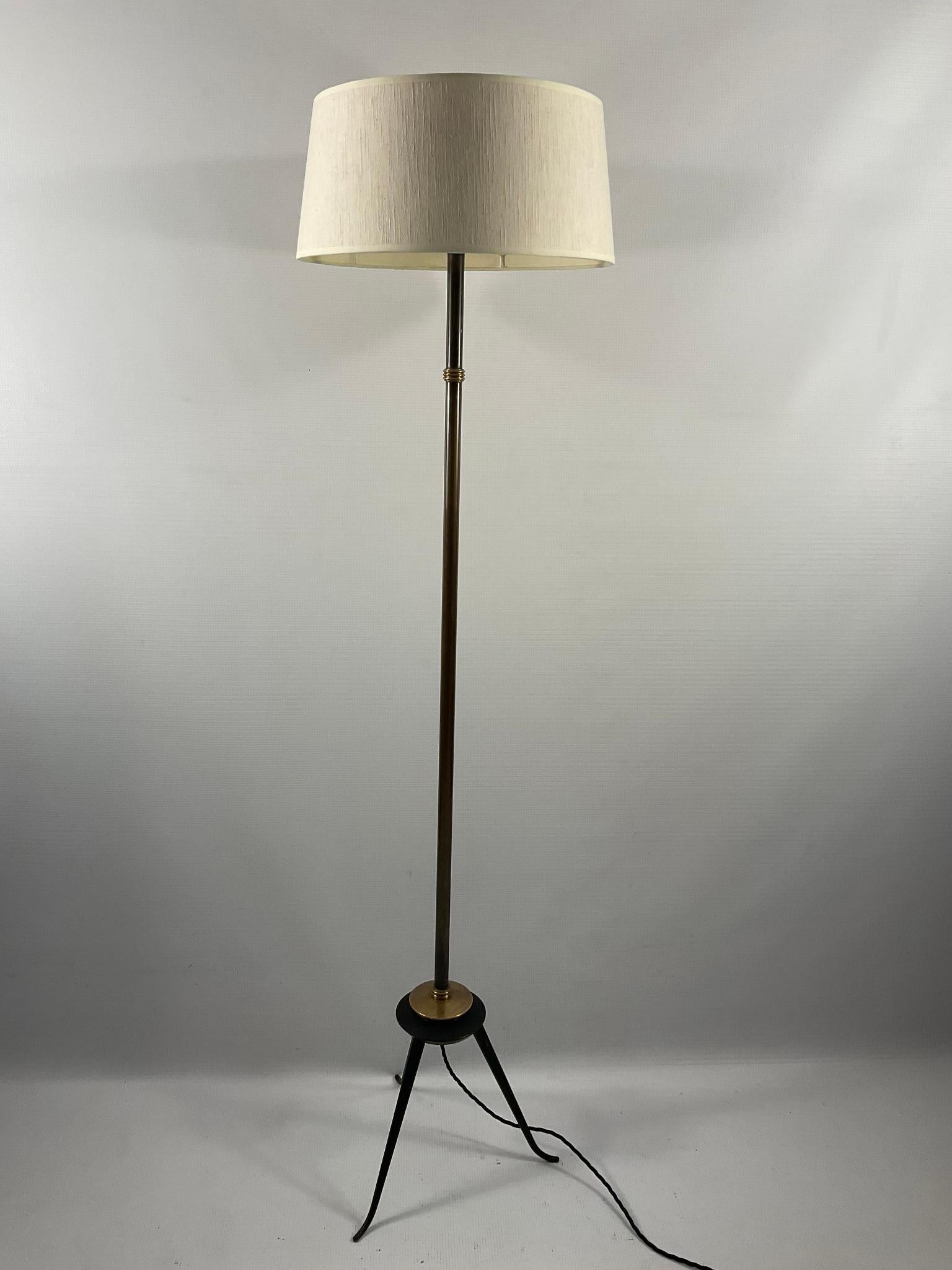 Mid-Century Modern 1950s Tripod Floor Lamp in Patinated Bronze For Sale