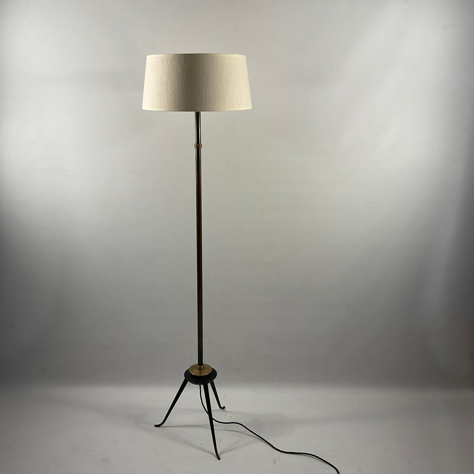 1950s Tripod Floor Lamp in Patinated Bronze In Good Condition For Sale In London, GB