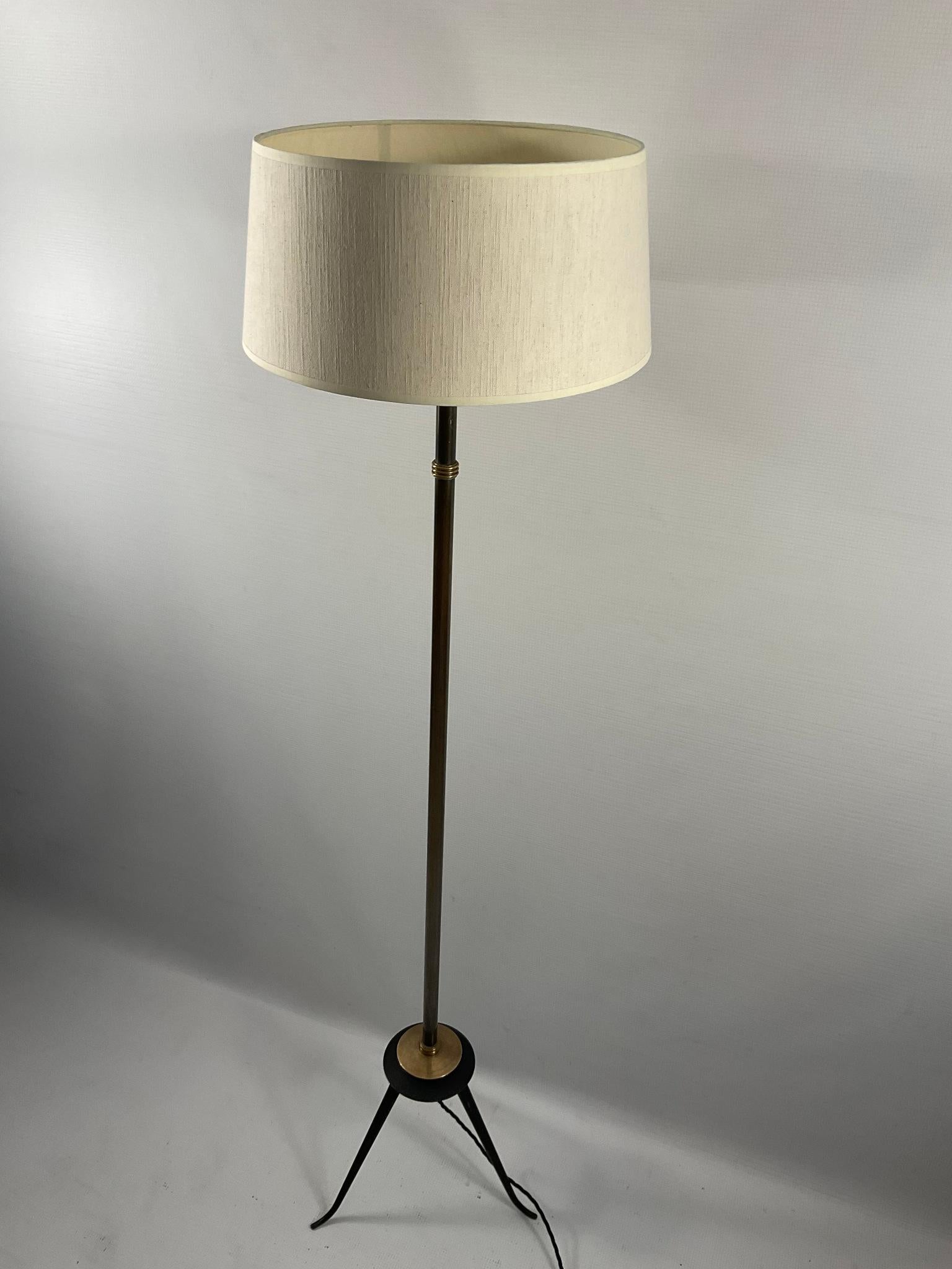 1950s Tripod Floor Lamp in Patinated Bronze For Sale 1