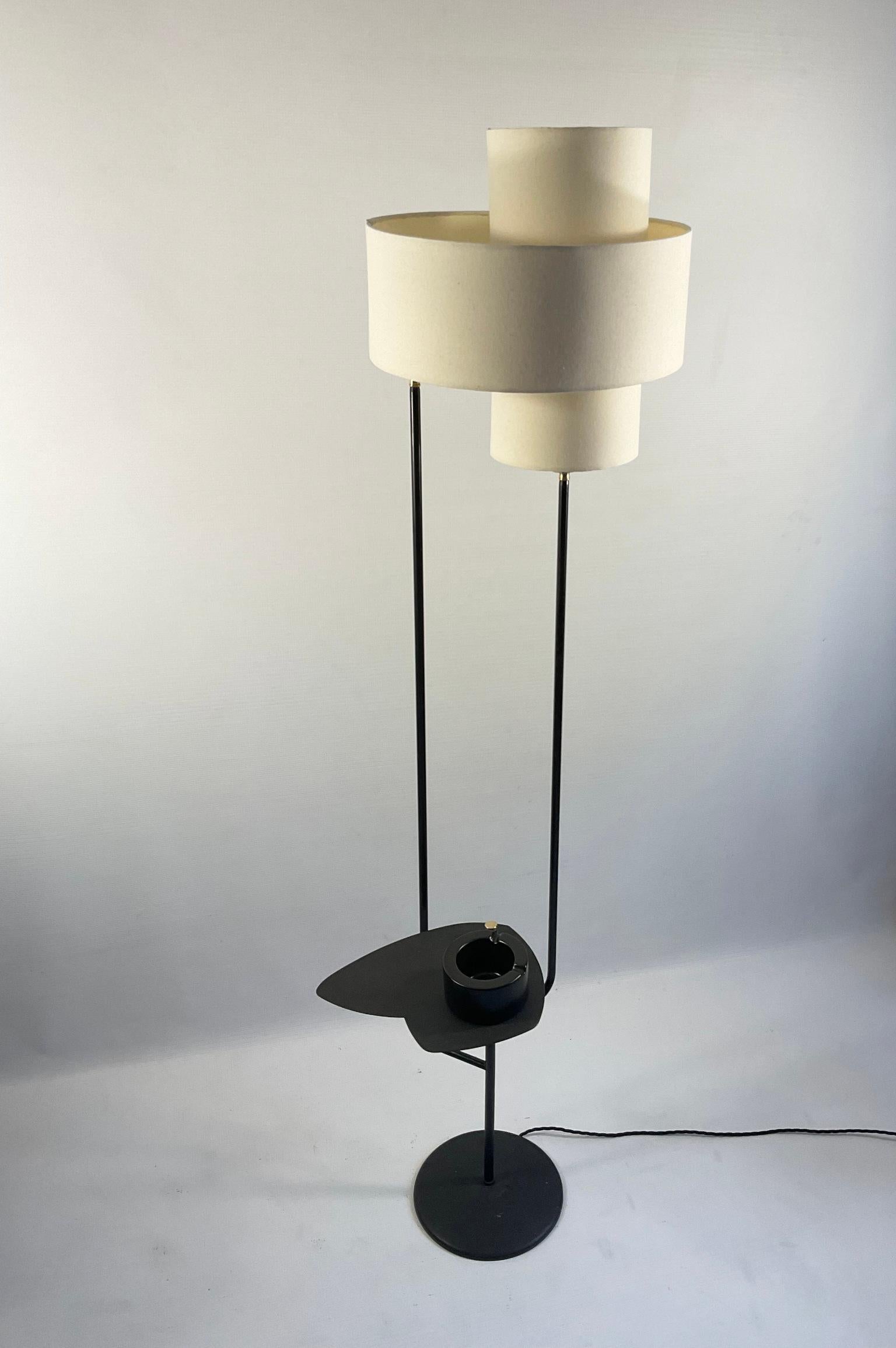 Französische Stehlampe aus den 1950er Jahren mit Beistelltisch und doppeltem Lampenschirm im Angebot 4