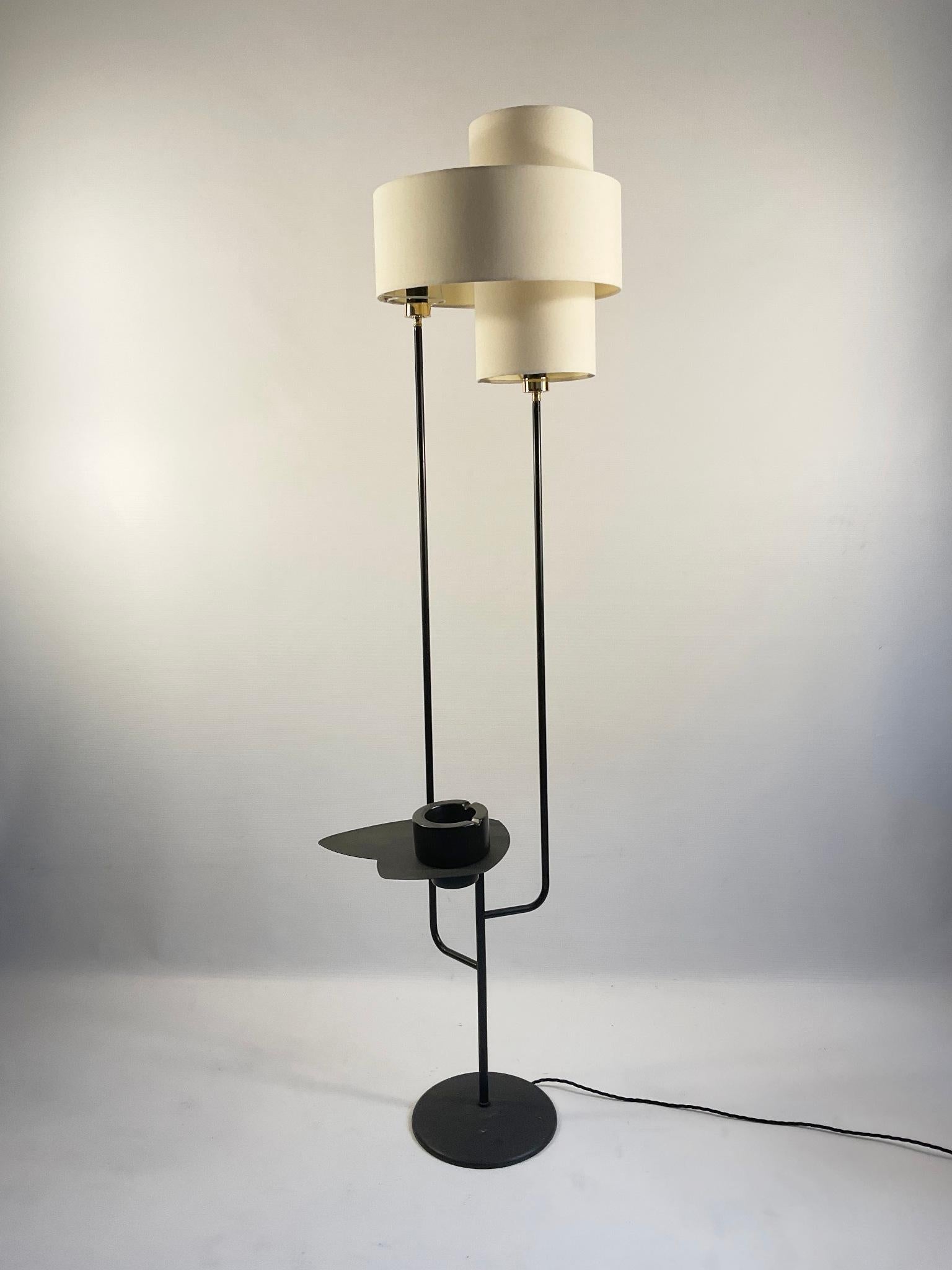 Französische Stehlampe aus den 1950er Jahren mit Beistelltisch und doppeltem Lampenschirm im Angebot 6
