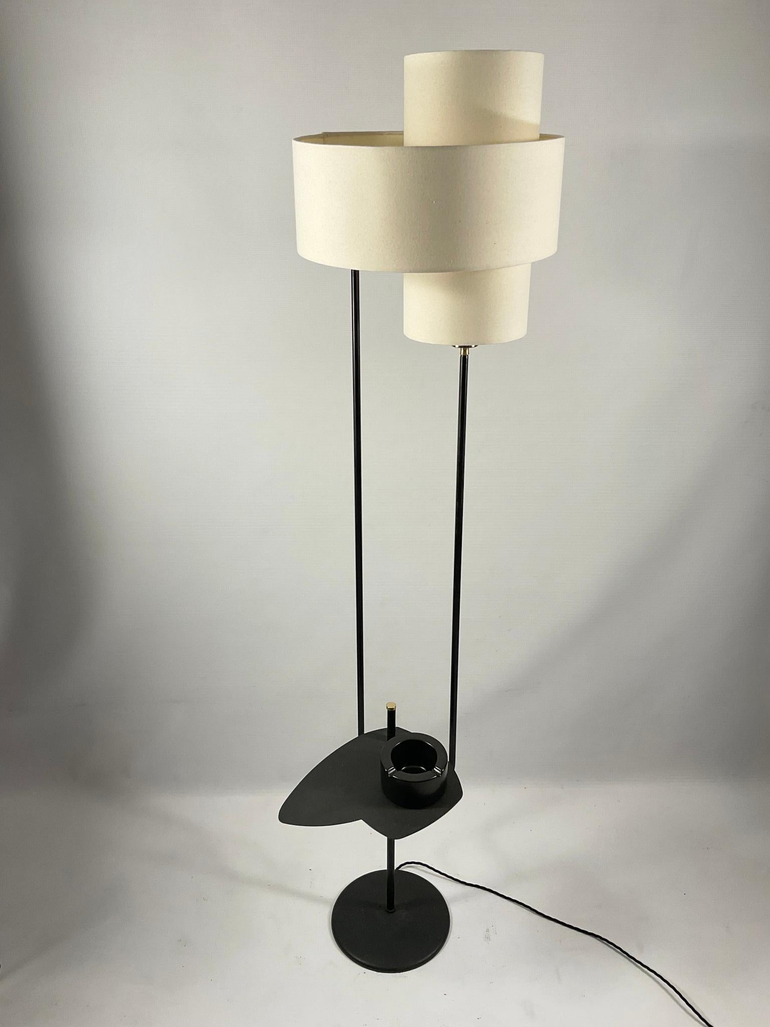 Französische Stehlampe aus den 1950er Jahren mit Beistelltisch und doppeltem Lampenschirm (Metallarbeit) im Angebot