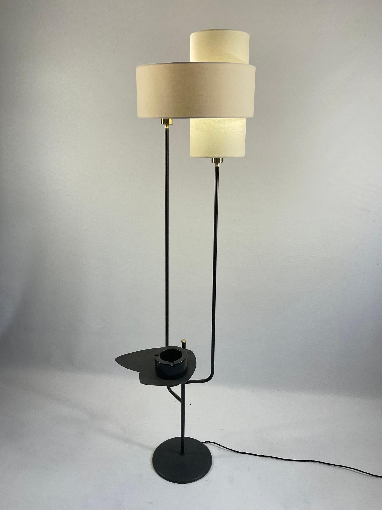 Ferronnerie Lampadaire français des années 1950 avec table d'appoint et double abat-jour en vente