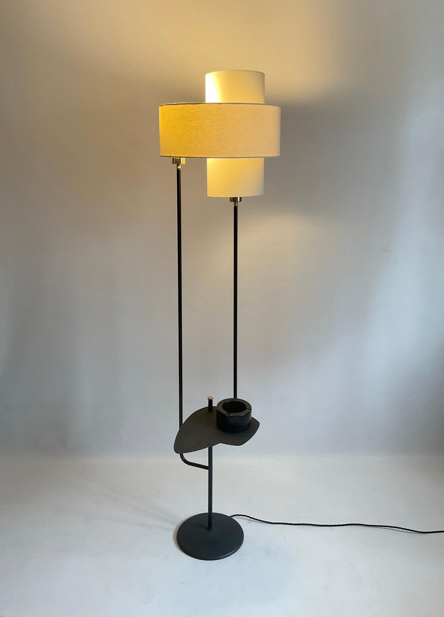 Französische Stehlampe aus den 1950er Jahren mit Beistelltisch und doppeltem Lampenschirm (20. Jahrhundert) im Angebot
