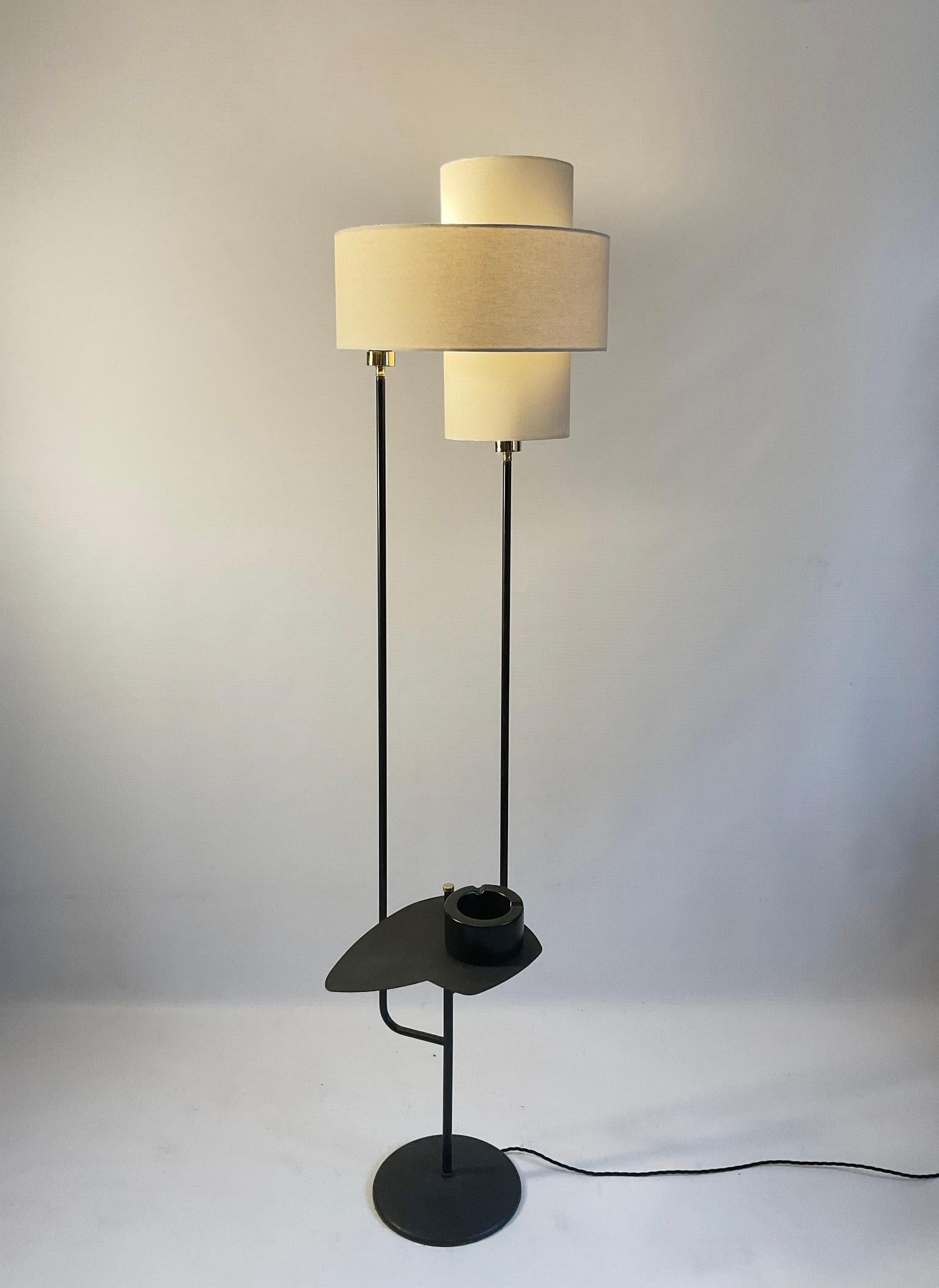 Französische Stehlampe aus den 1950er Jahren mit Beistelltisch und doppeltem Lampenschirm (Metall) im Angebot