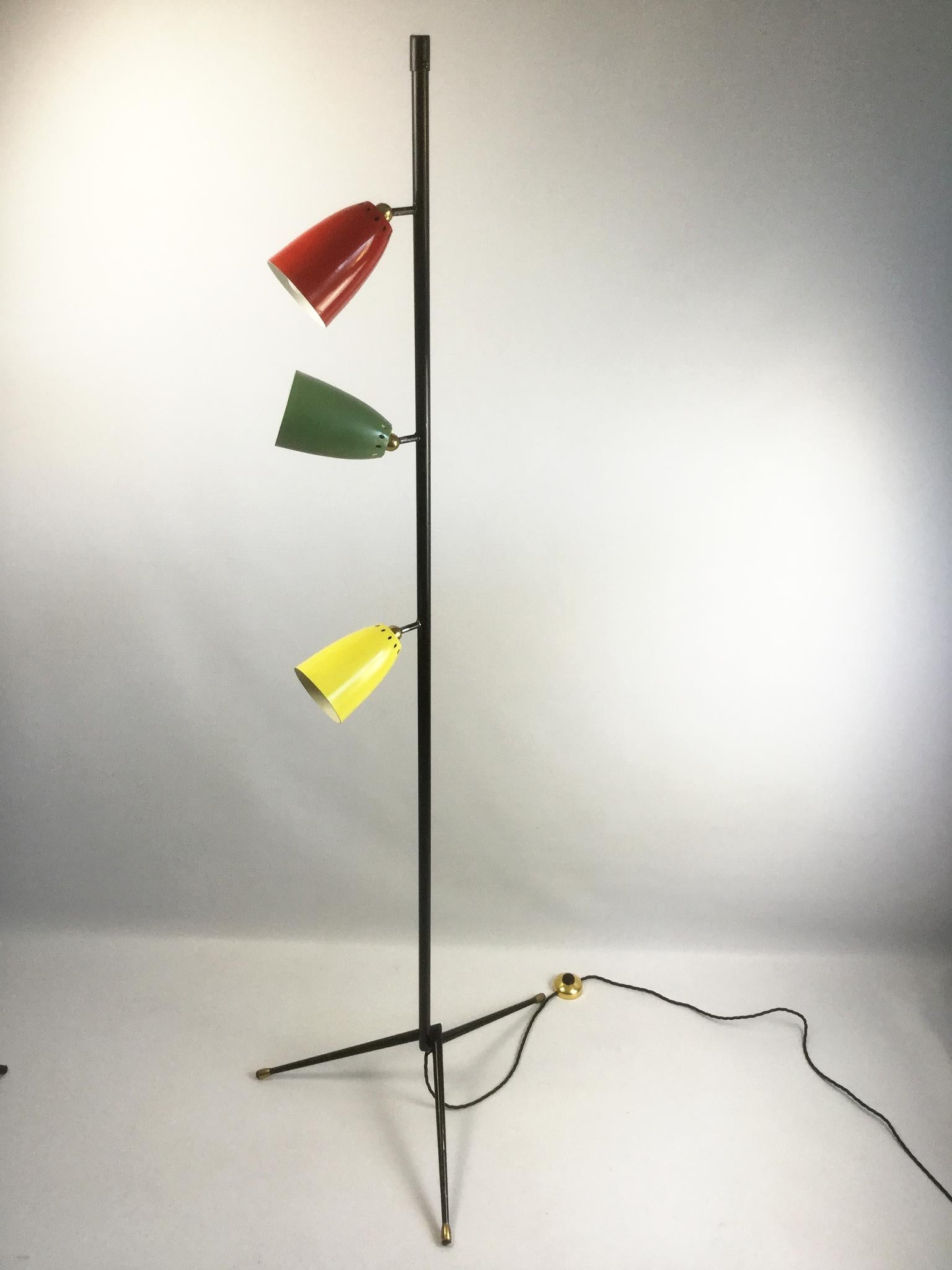 Lampadaire sur pied avec une base tripode et trois abat-jour colorés
Recâblé avec un câble isolé électriquement et une pédale de commande.
