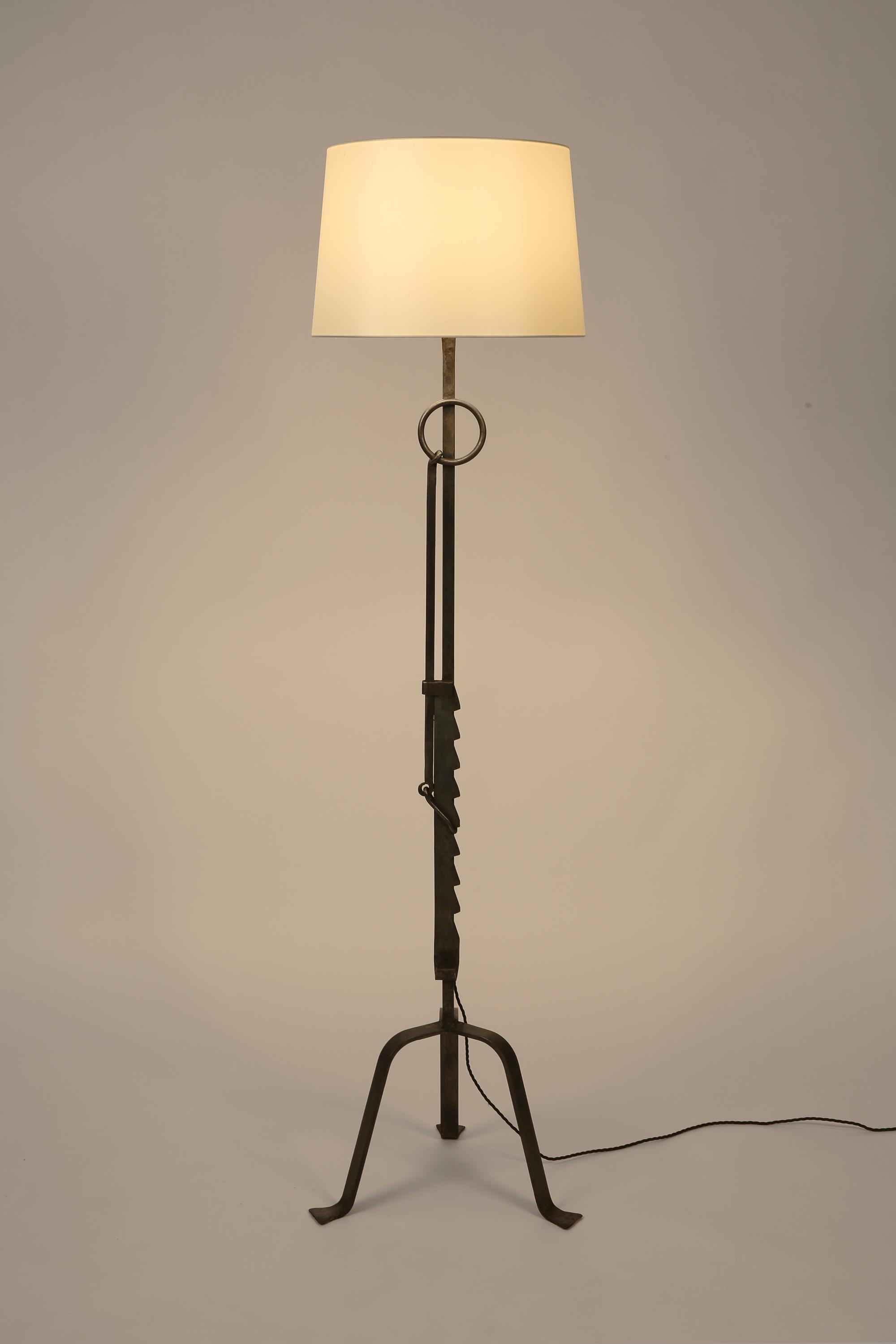 Francese Lampada da terra in ferro brutalista Folk Art francese degli anni '50 in vendita