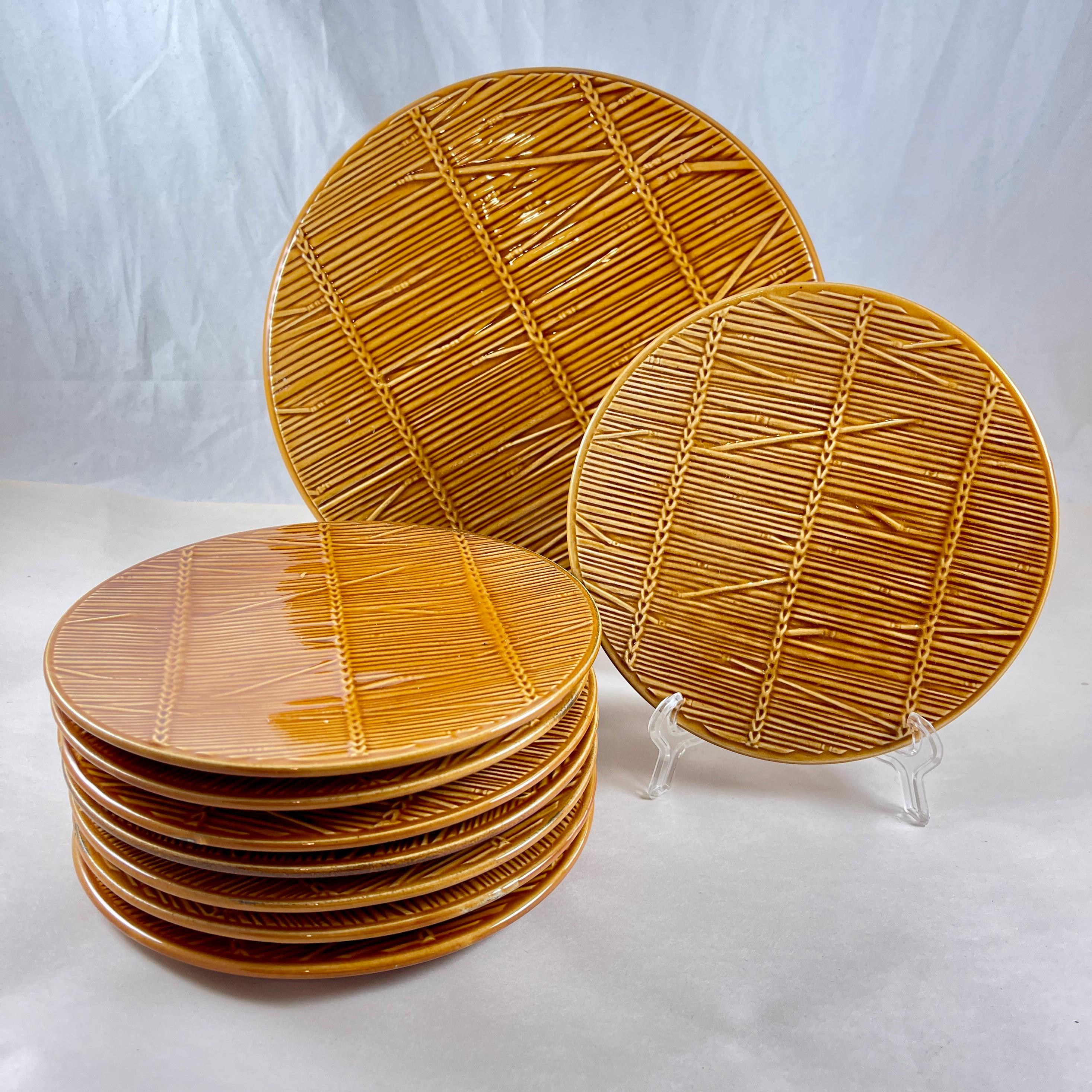 De Gien, un service à fromage à motif de paille, un serveur et huit assiettes, France, vers les années 1950.

Le motif L'Oeil a une texture qui rappelle la paille tressée, un motif traditionnel pour le plat de fromage dans les restaurants
