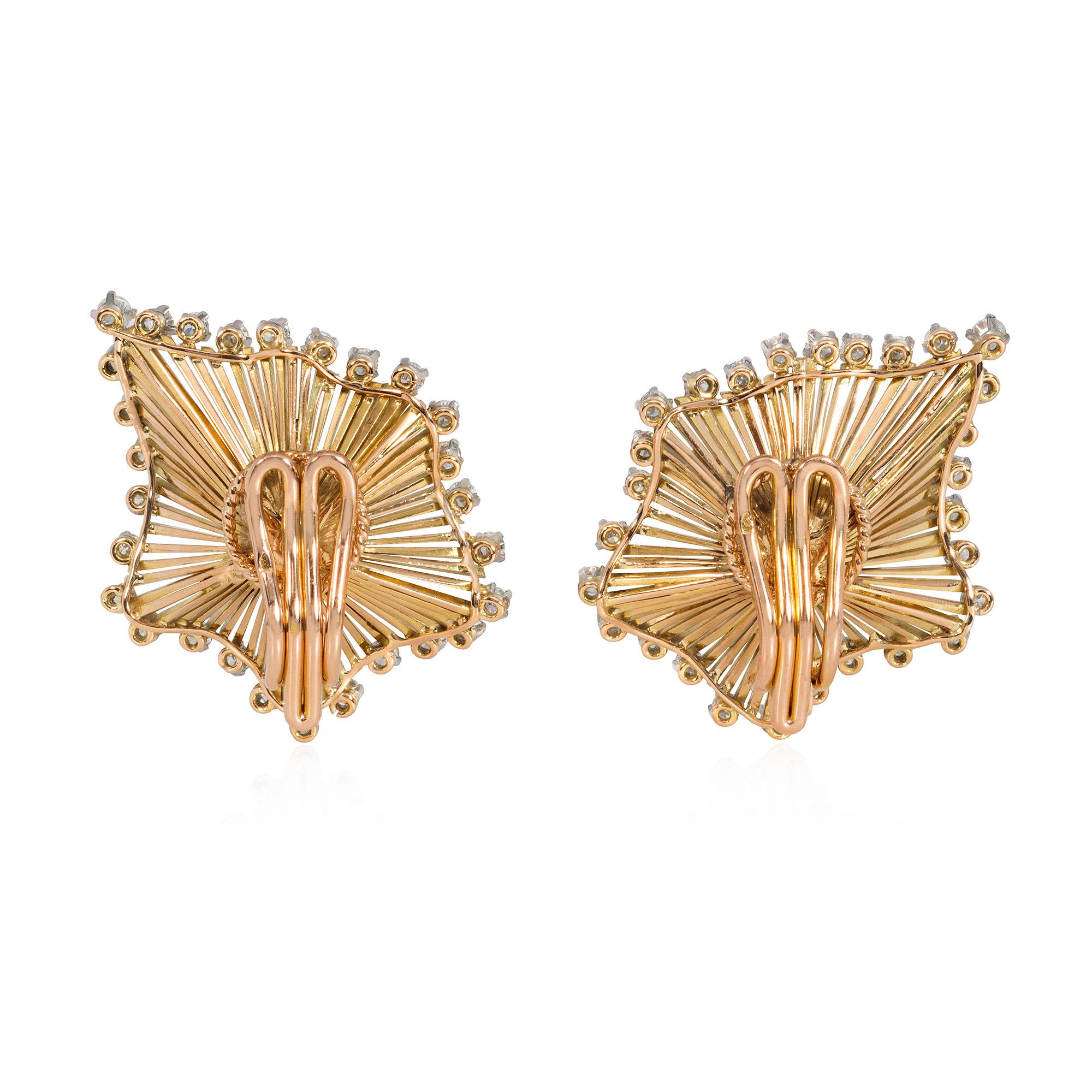 Rétro Clips d'oreilles français des années 1950 en fil d'or et diamants au design ondulé et ondulé en vente