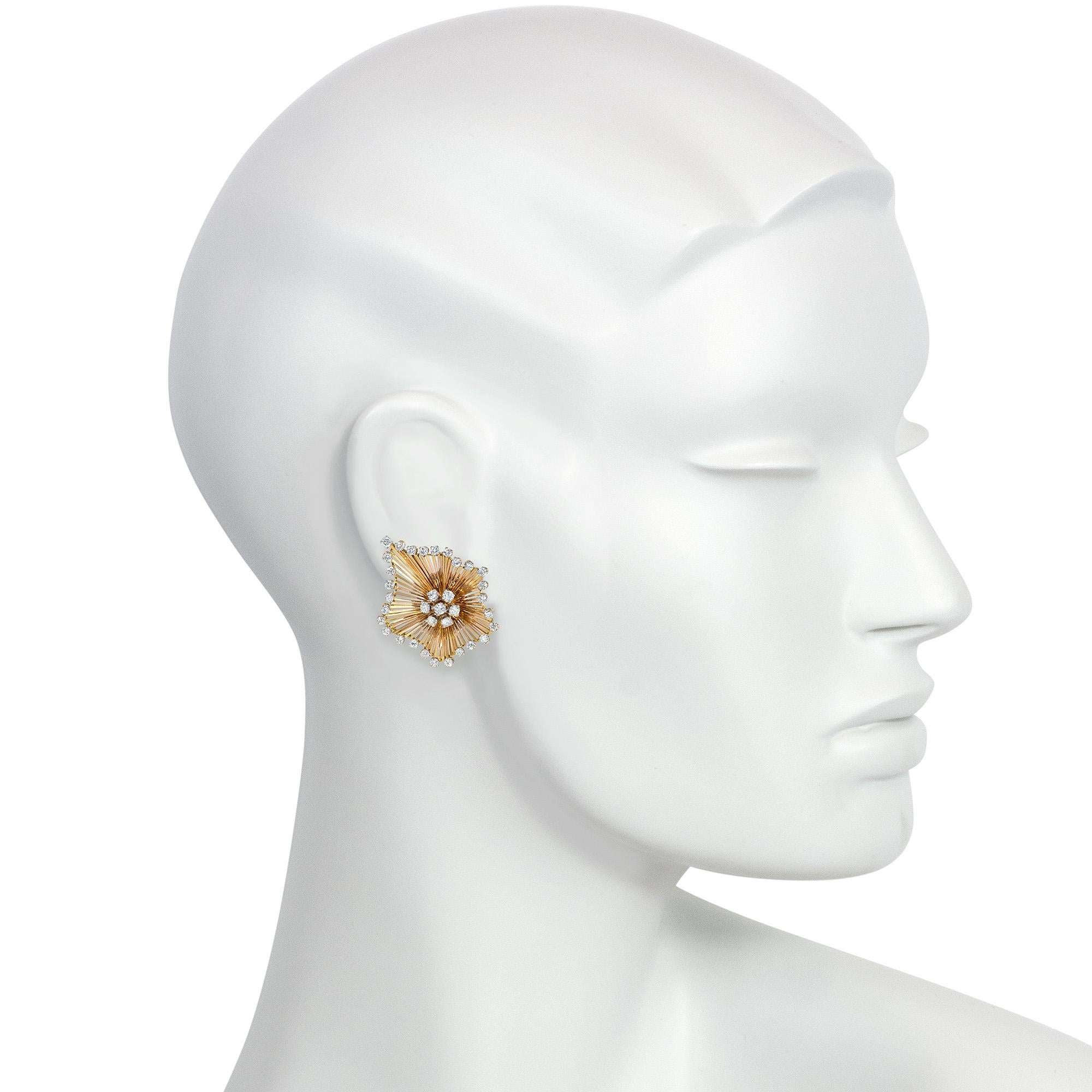 Taille ronde Clips d'oreilles français des années 1950 en fil d'or et diamants au design ondulé et ondulé en vente