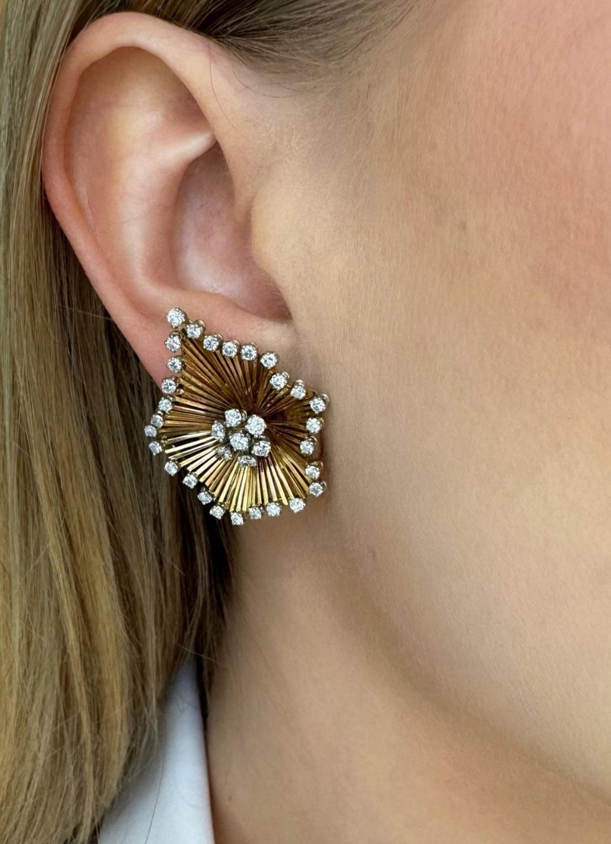 Round Cut 1950s French Gold Wire and Diamond Clip Earrings of Undulating Burst Design For Sale
