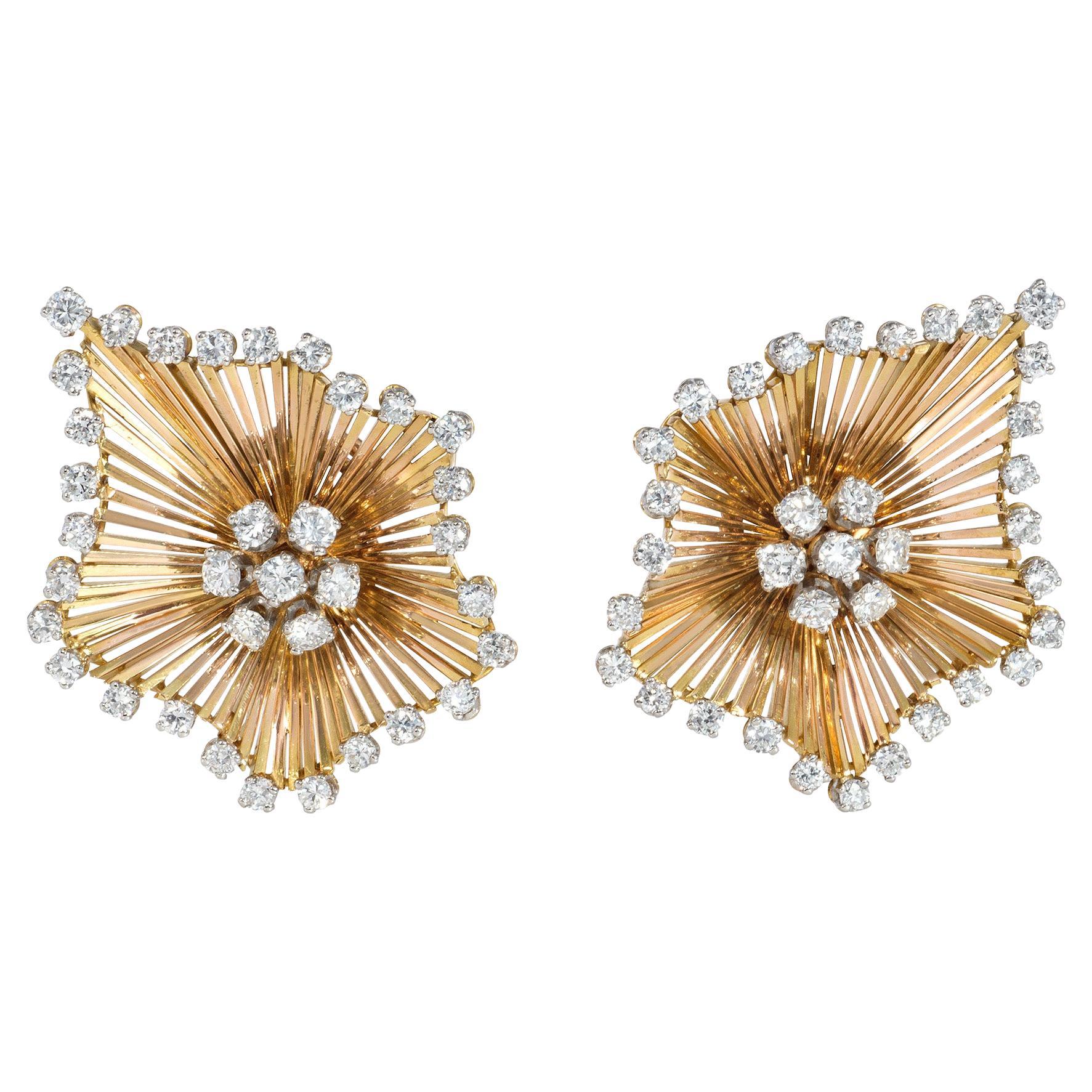 Clips d'oreilles français des années 1950 en fil d'or et diamants au design ondulé et ondulé en vente