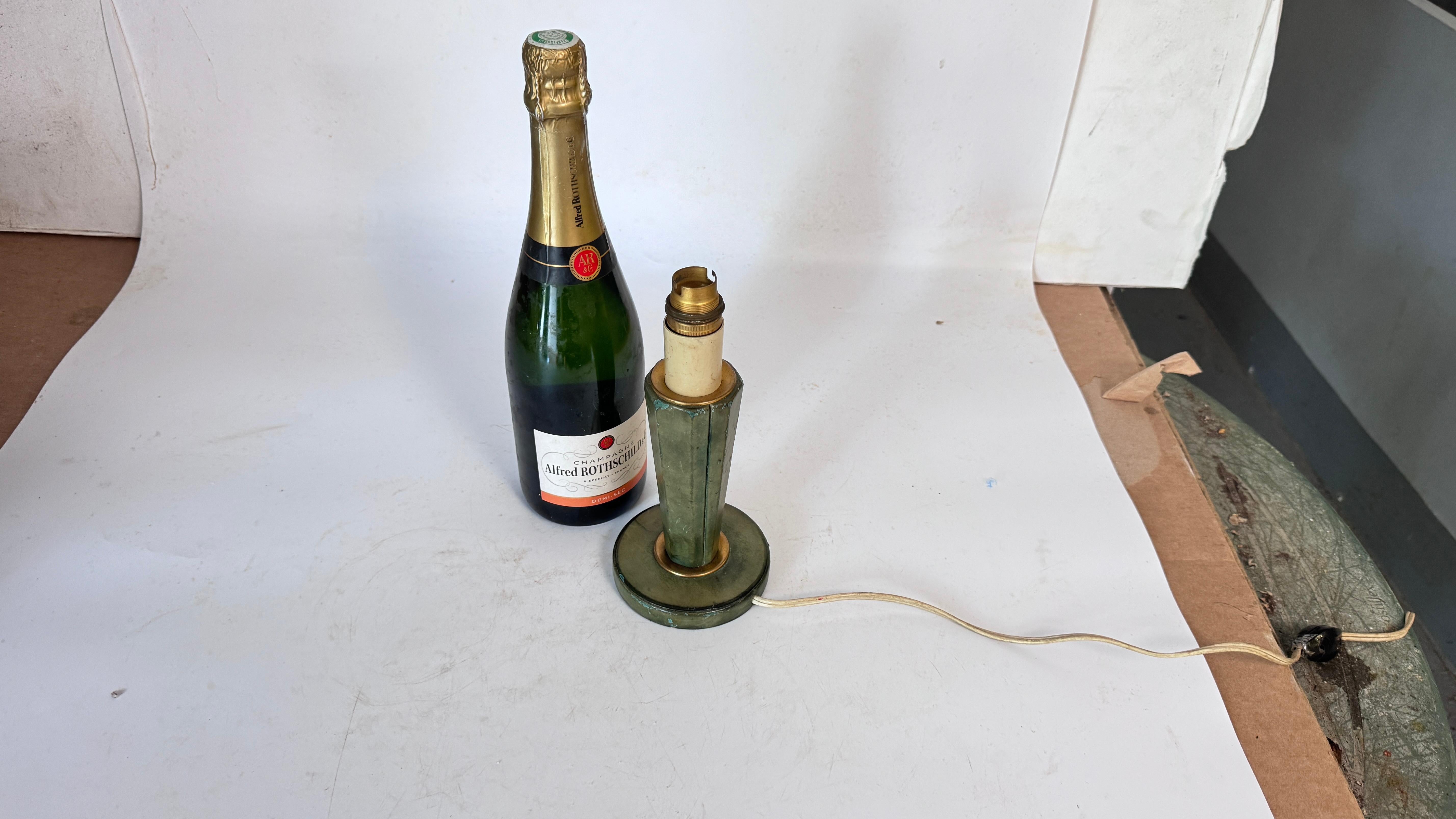  1950s French Green Leather Table Lamp – Brass Details – Jacques Adnet Style – Art Deco Influence

Description:
This elegant French table lamp from the 1950s is crafted in green leather with a beautiful aged patina, embodying the refined, luxurious