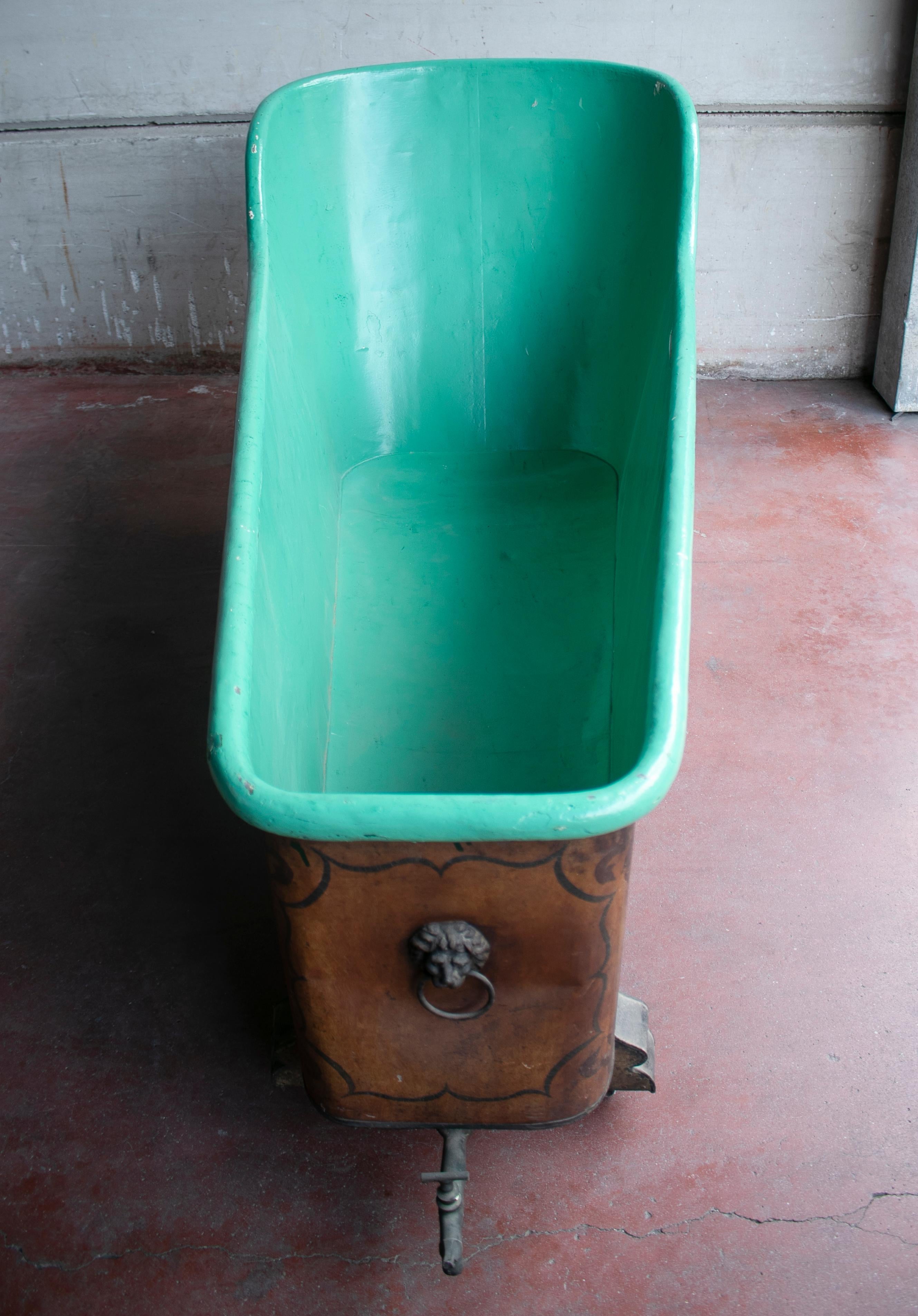 1950s French green zinc bathtub with hand painted decorations, with a lion head handle upfront, rings on sides and a bronze tap drain.
  