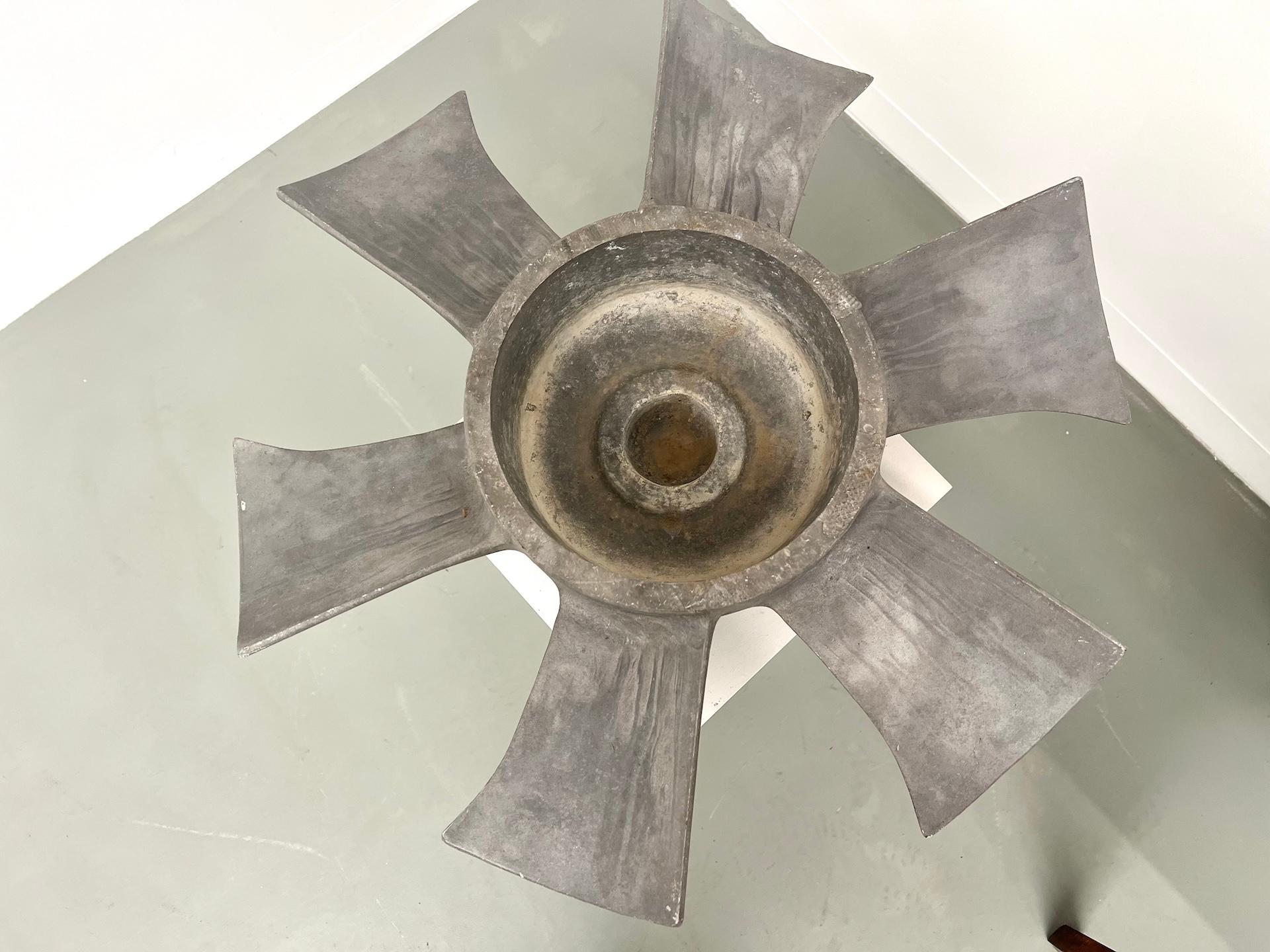 Vaso elicoidale francese degli anni '50 in alluminio fuso in vendita 6