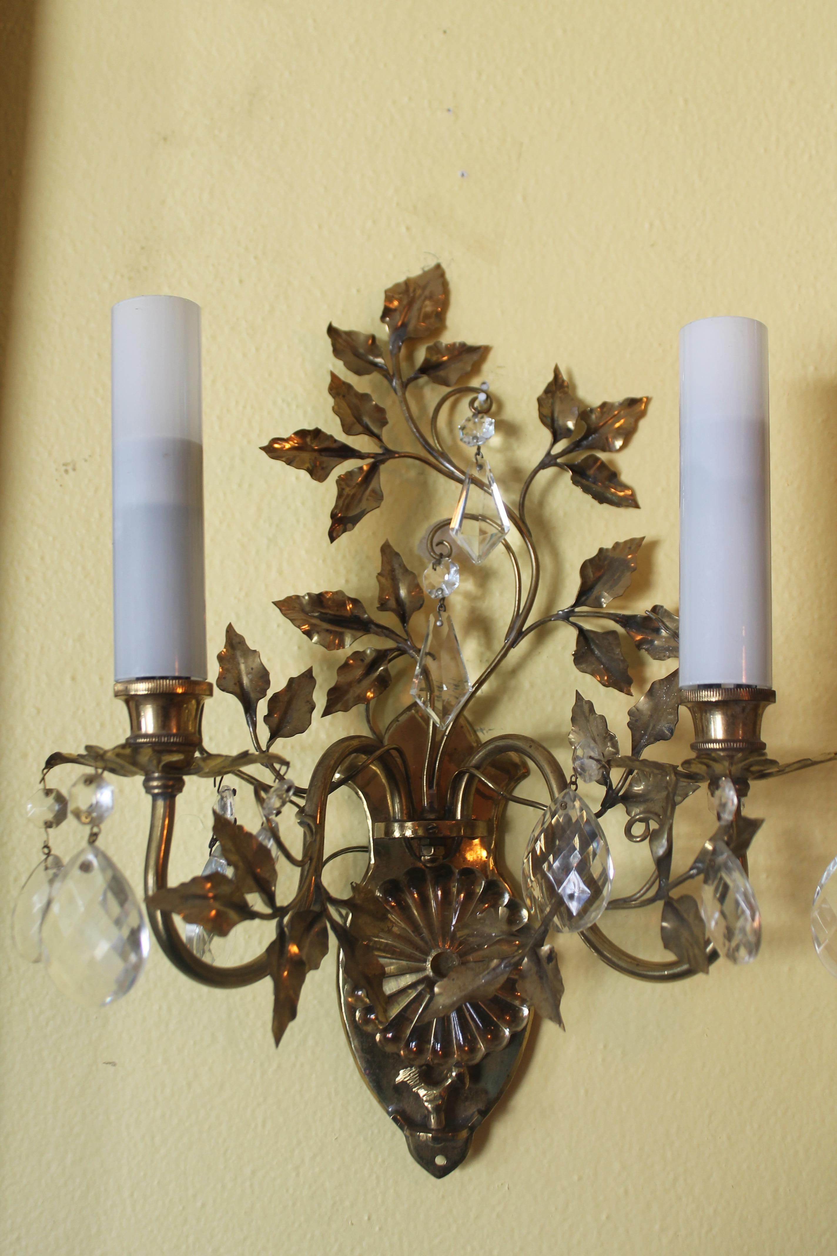 Lampada da parete francese Hollywood Regency del 1950 in ottone/bronzo a forma di fiore con cristallo in vendita 5