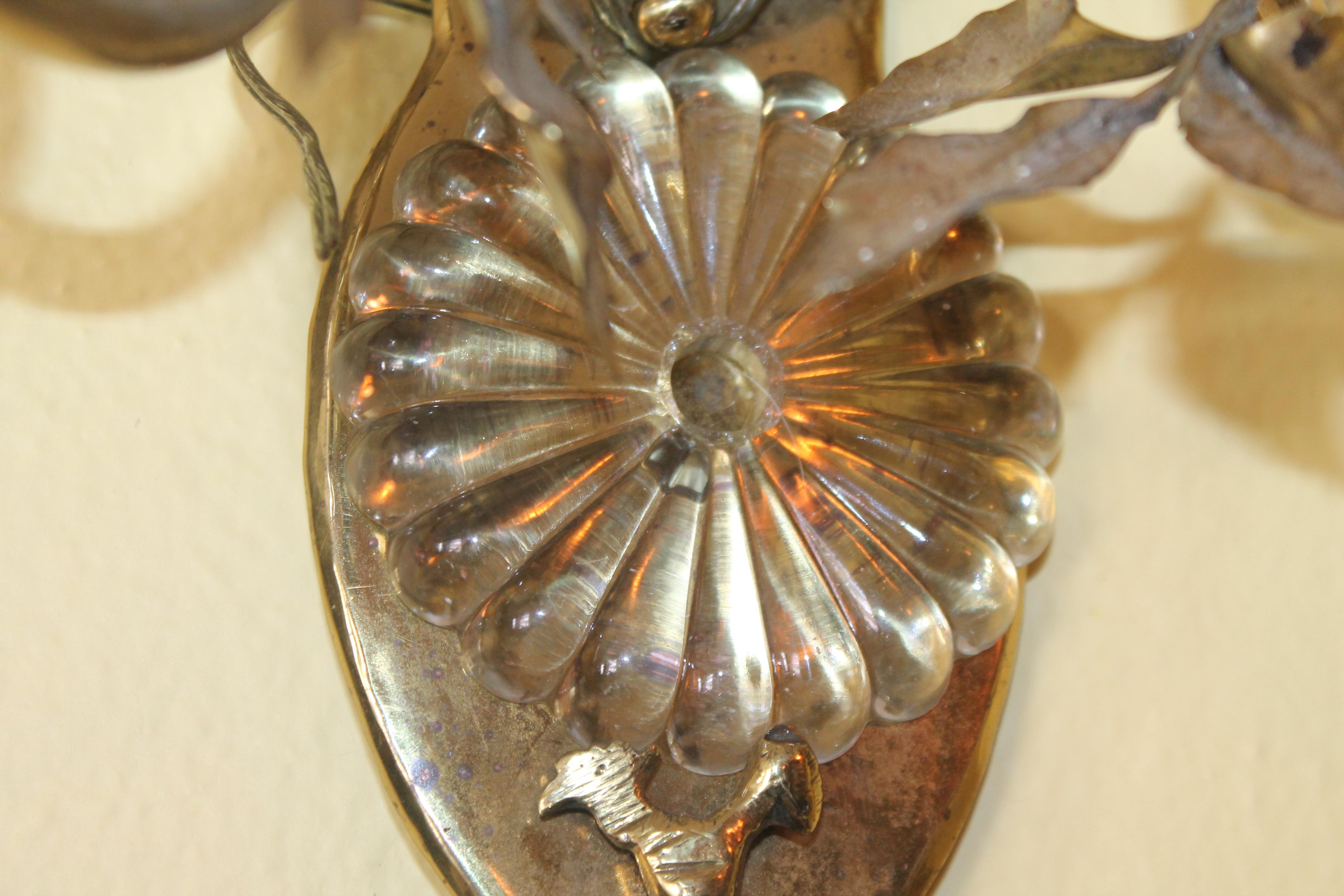 Lampada da parete francese Hollywood Regency del 1950 in ottone/bronzo a forma di fiore con cristallo in vendita 6