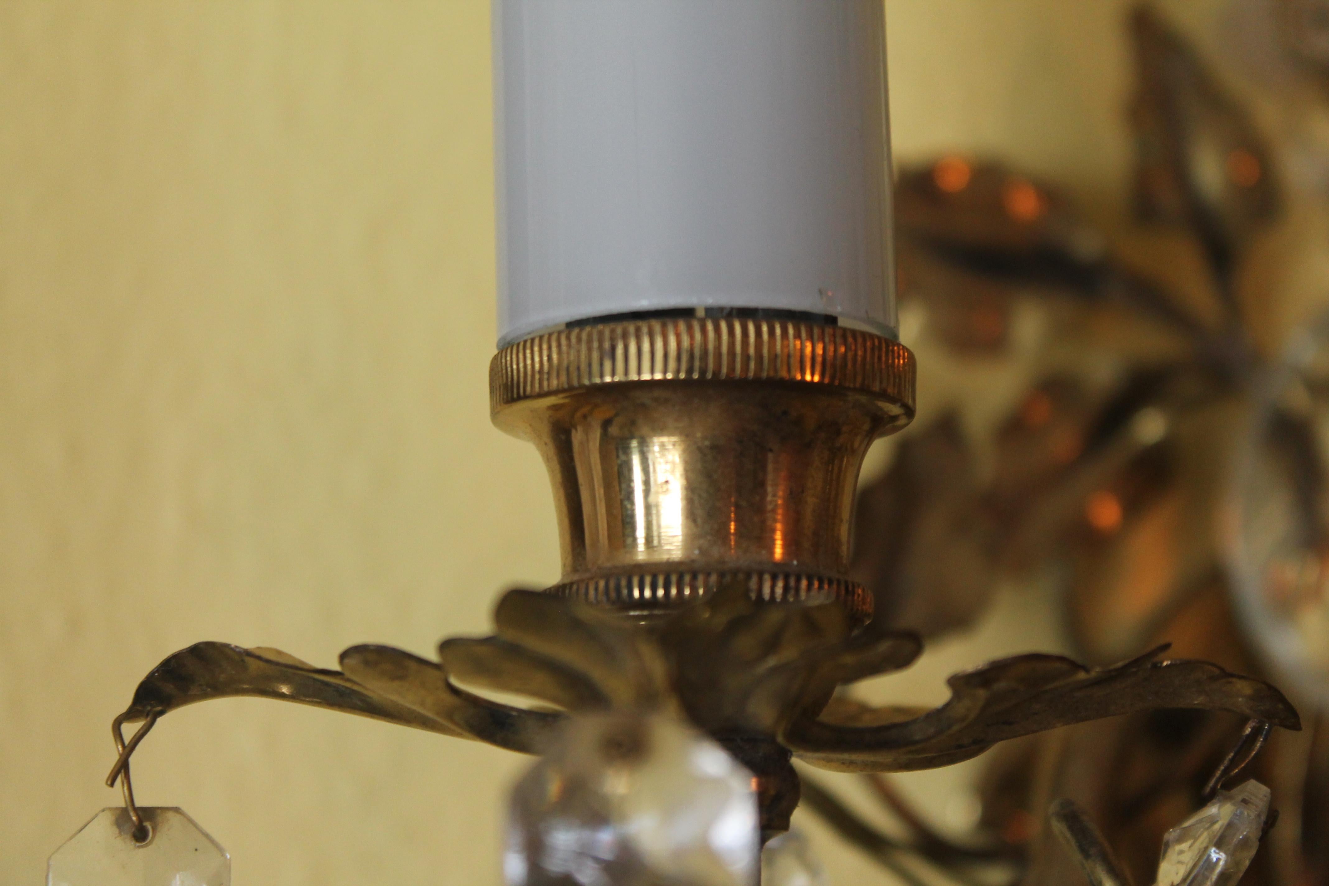 Lampada da parete francese Hollywood Regency del 1950 in ottone/bronzo a forma di fiore con cristallo in vendita 7