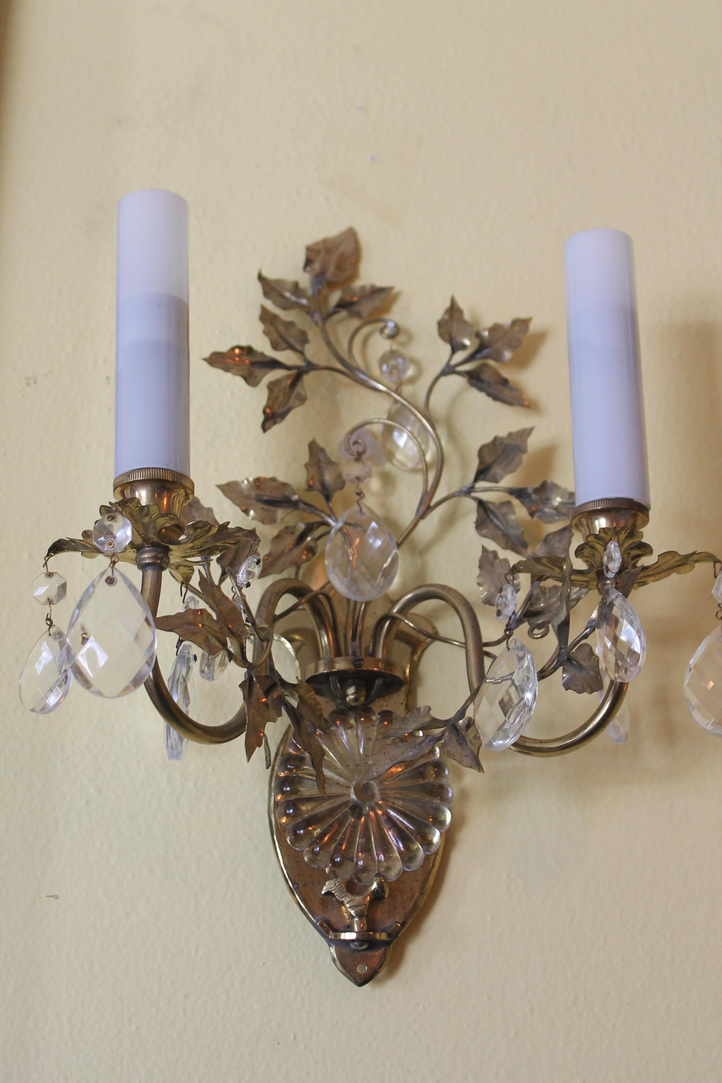 Lampada da parete francese Hollywood Regency del 1950 in ottone/bronzo a forma di fiore con cristallo in vendita 9