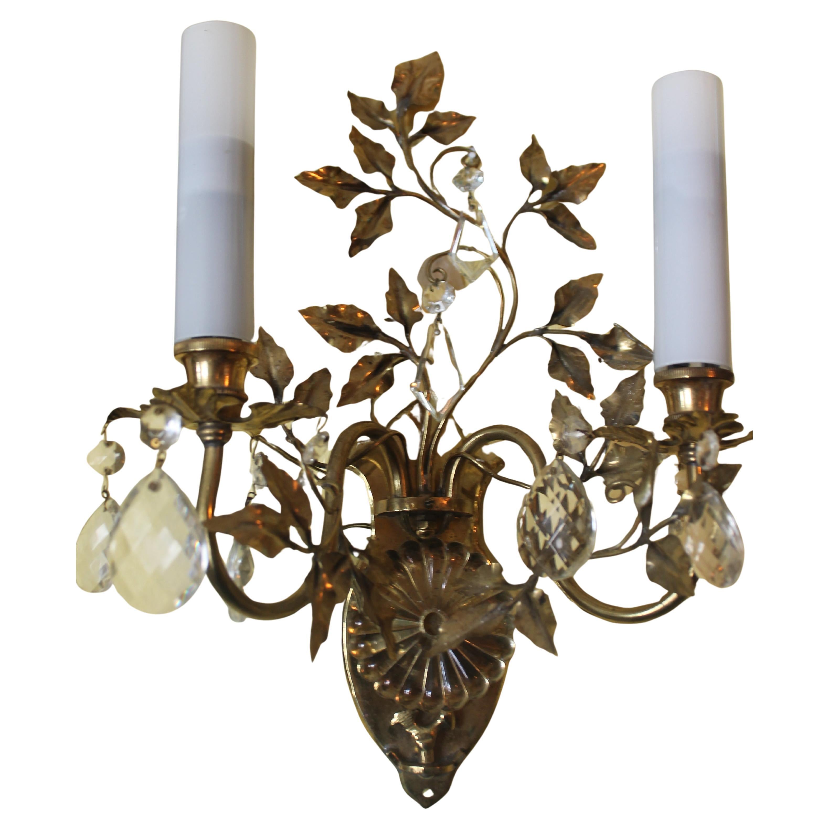 Scontrino da parete in ottone/bronzo a forma di fiore in stile Maison Bagues, stile Hollywood Regency francese del 1950. Applique di altissima qualità, a forma di vaso che emette tralci e petali floreali. Adornato di cristalli.
