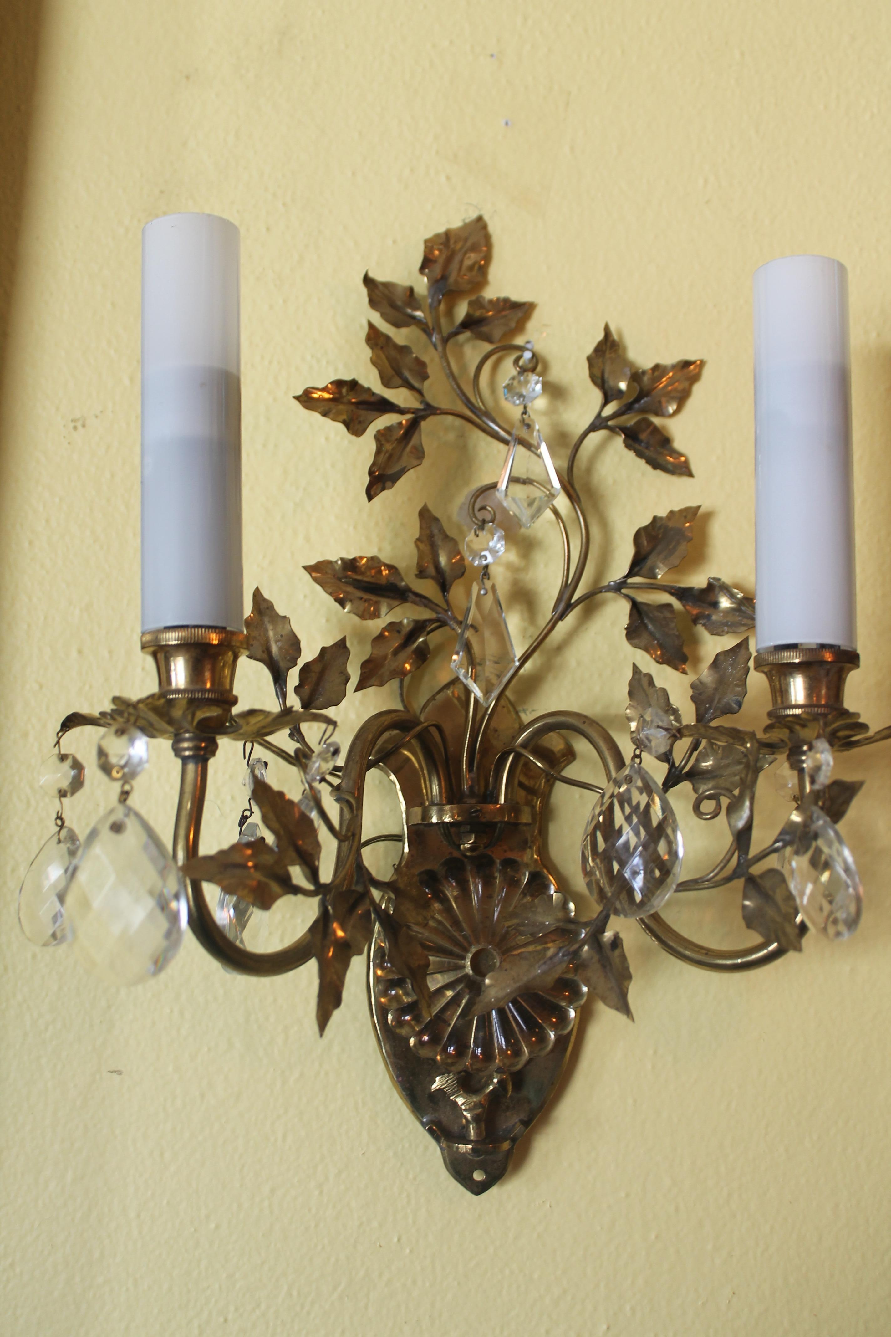 Lampada da parete francese Hollywood Regency del 1950 in ottone/bronzo a forma di fiore con cristallo In condizioni buone in vendita a Opa Locka, FL
